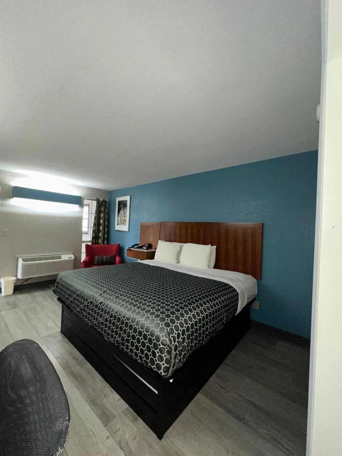 Photo of the whole room, Bed in Jameson Inn Winder