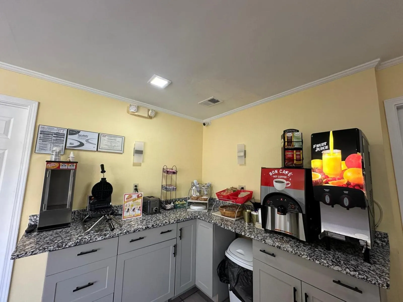 Coffee/tea facilities in Jameson Inn Winder