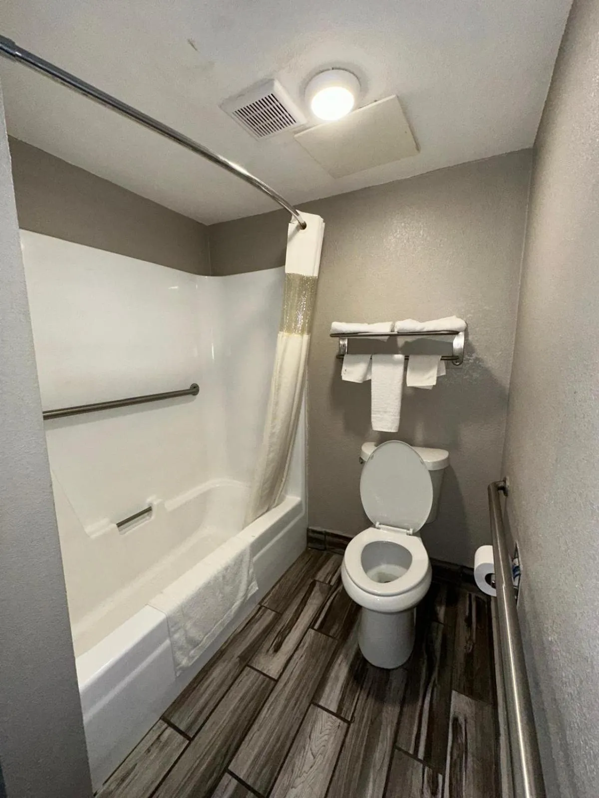 Shower in Jameson Inn Winder