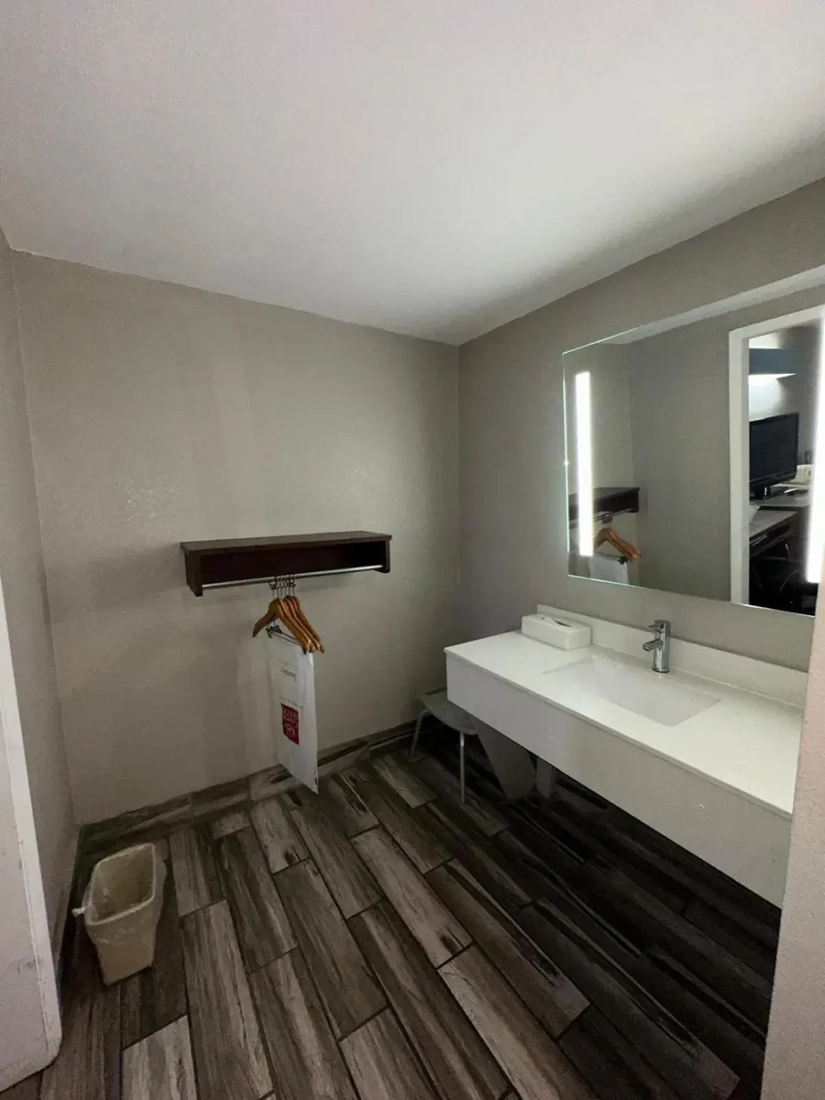 1 King Bed Accessible Non-Smoking in Jameson Inn Winder 1 King Bed Accessible Non-Smoking in Jameson Inn Winder