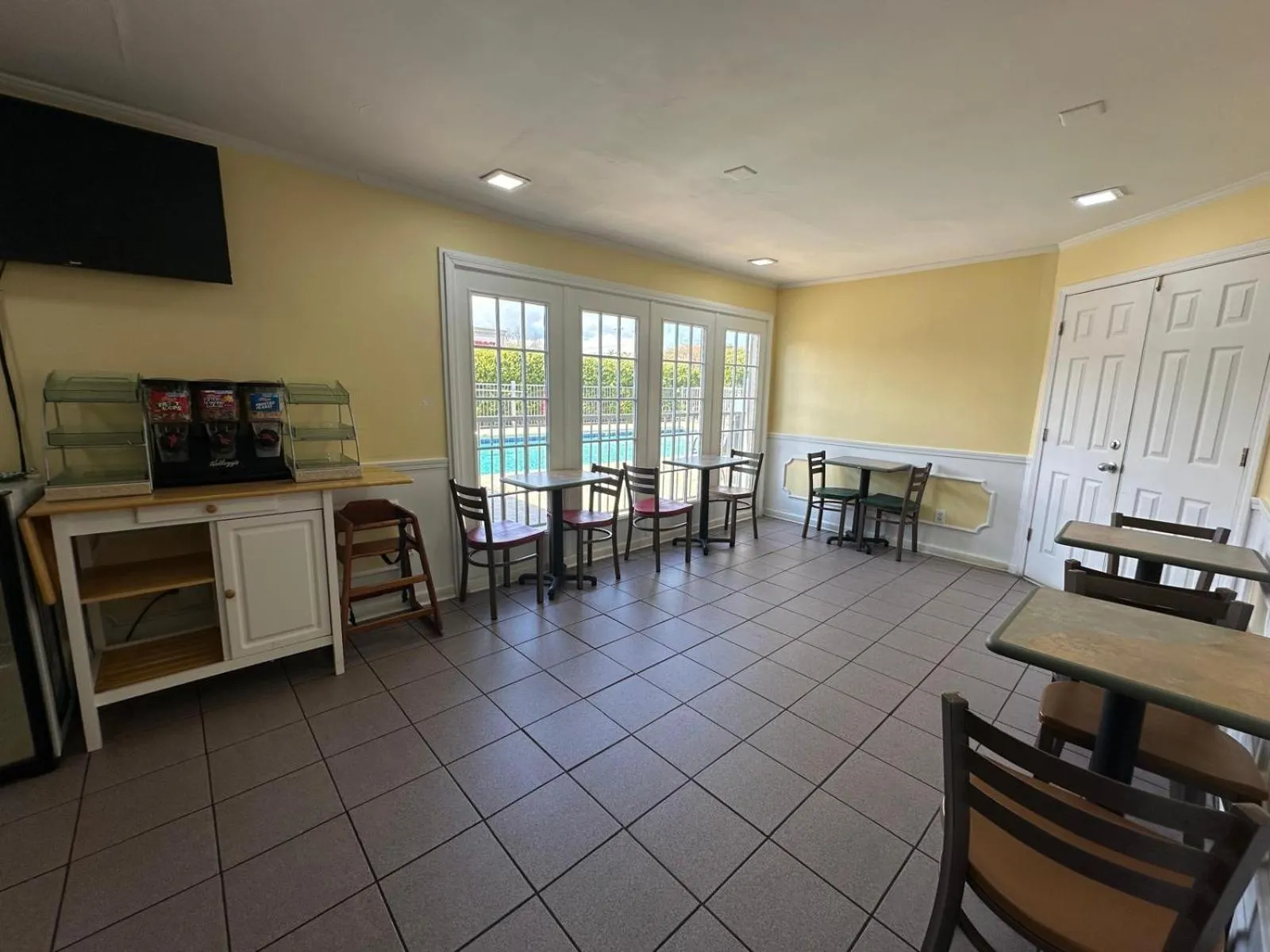 Coffee/tea facilities in Jameson Inn Winder