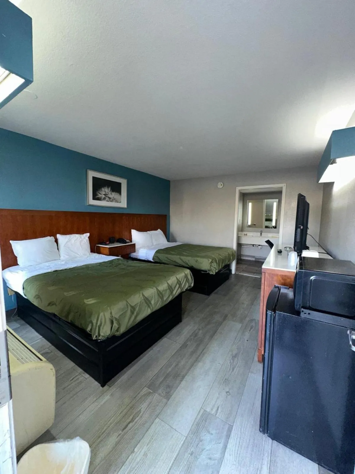 Photo of the whole room, Bed in Jameson Inn Winder