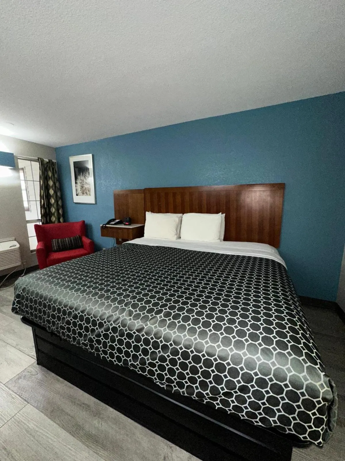 Bed in Jameson Inn Winder