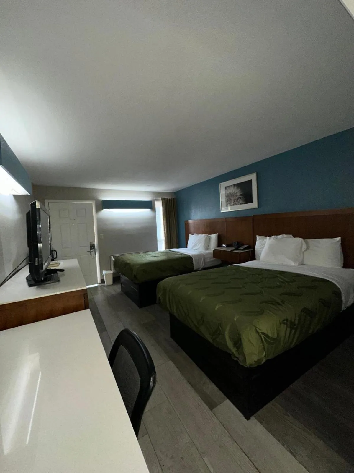 Bed in Jameson Inn Winder