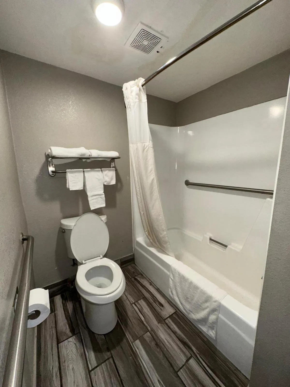 Shower in Jameson Inn Winder