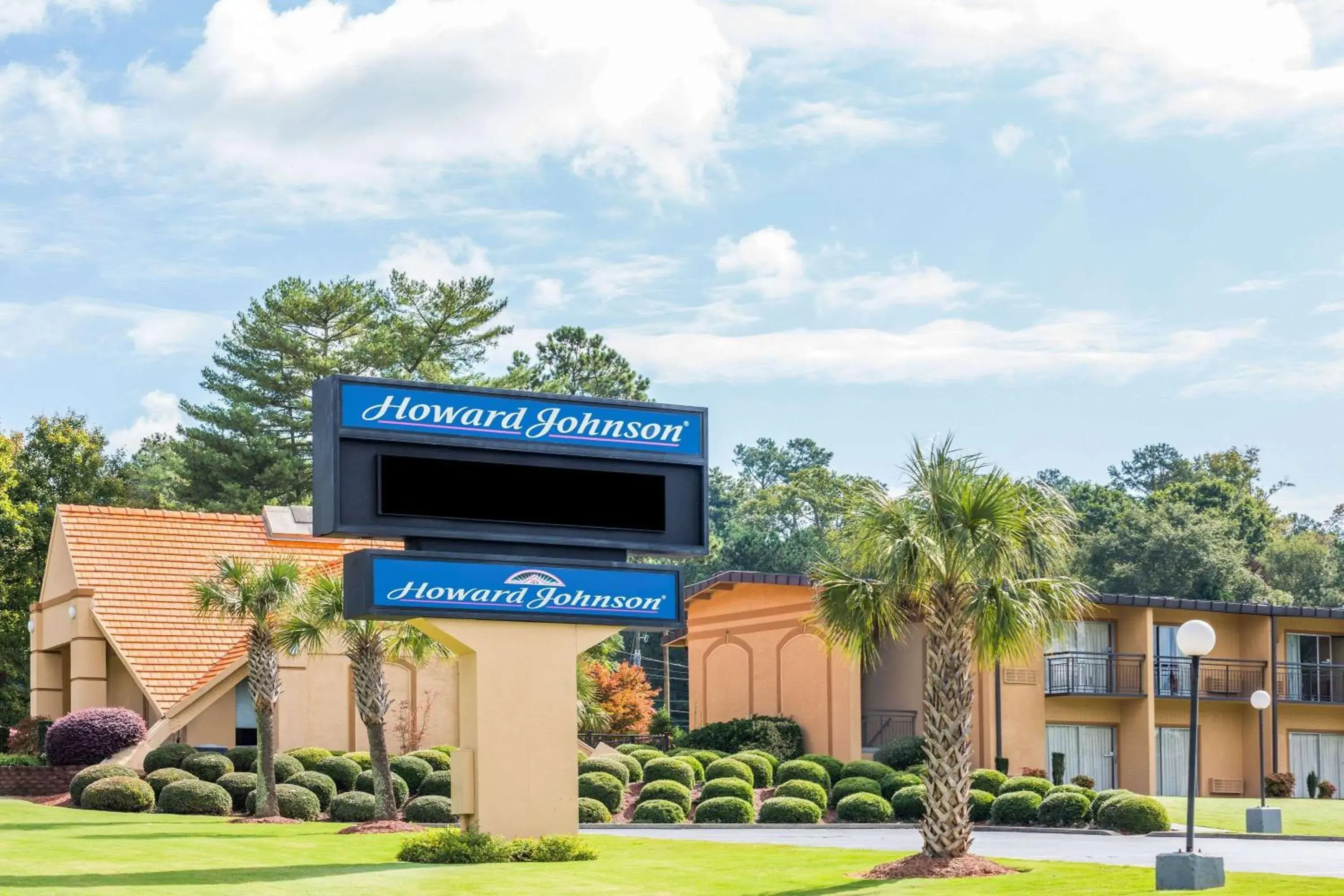 Property building in Howard Johnson by Wyndham Athens Property building in Howard Johnson by Wyndham Athens