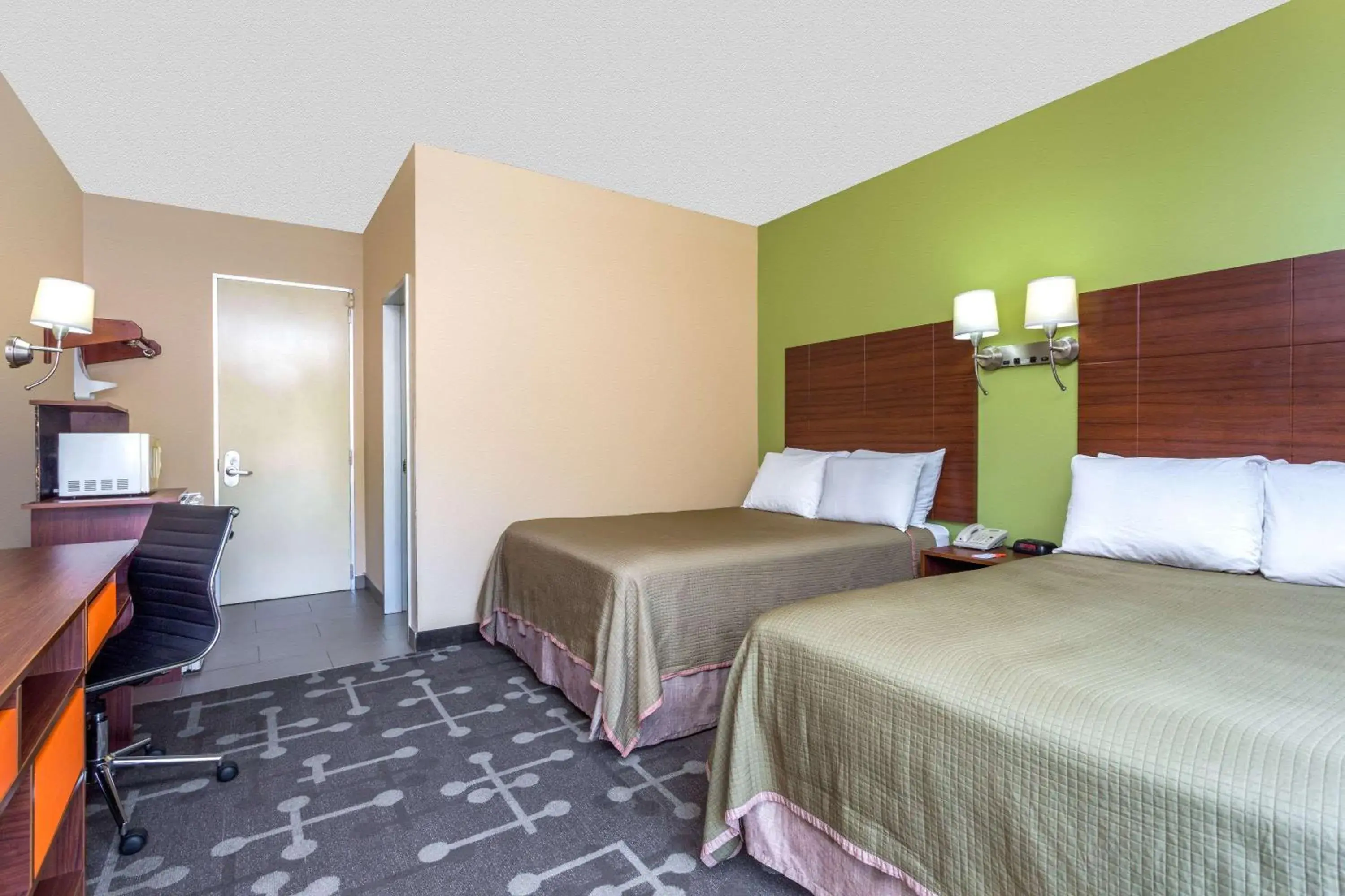 Photo of the whole room, Bed in Howard Johnson by Wyndham Athens Photo of the whole room, Bed in Howard Johnson by Wyndham Athens