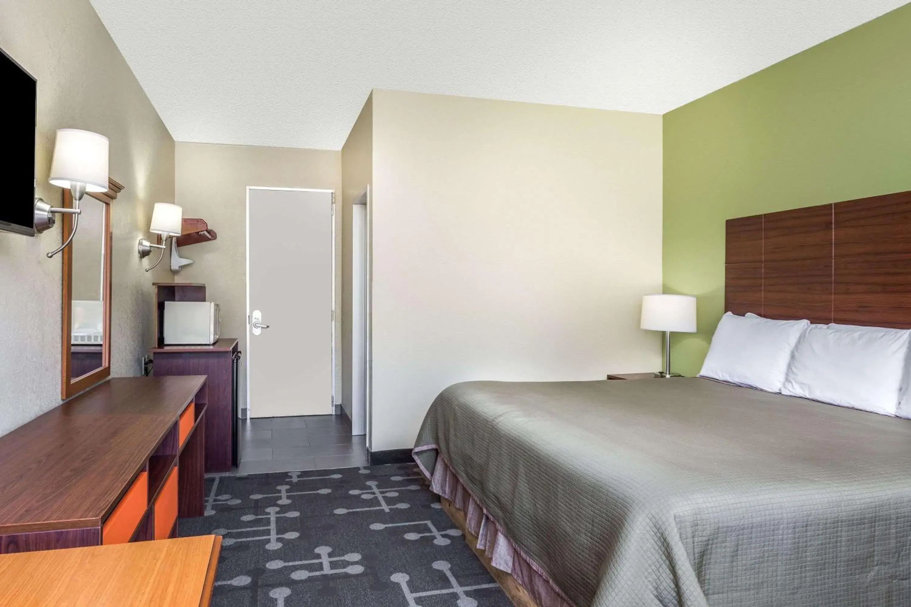 Photo of the whole room, Bed in Howard Johnson by Wyndham Athens Photo of the whole room, Bed in Howard Johnson by Wyndham Athens
