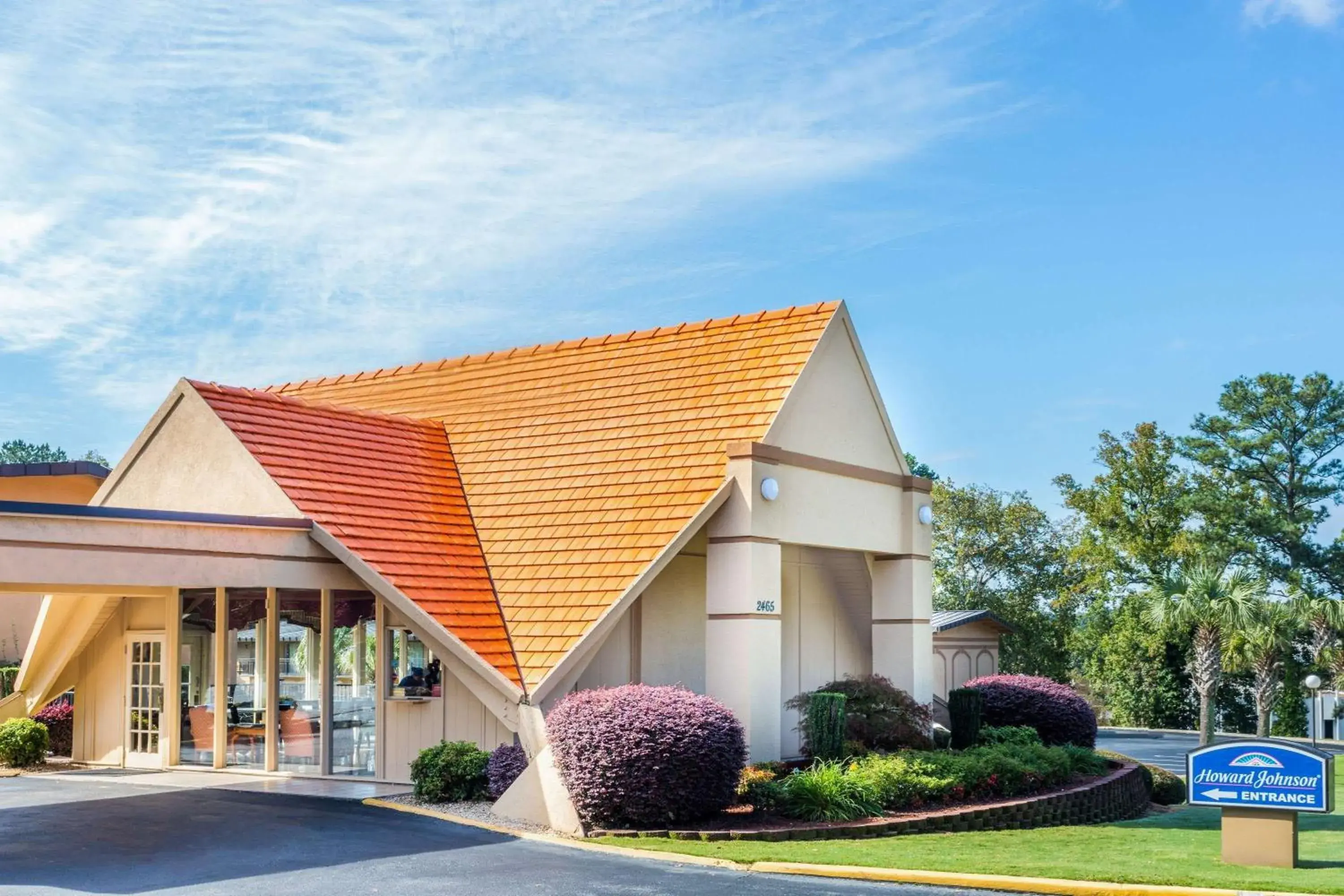 Property building in Howard Johnson by Wyndham Athens Property building in Howard Johnson by Wyndham Athens