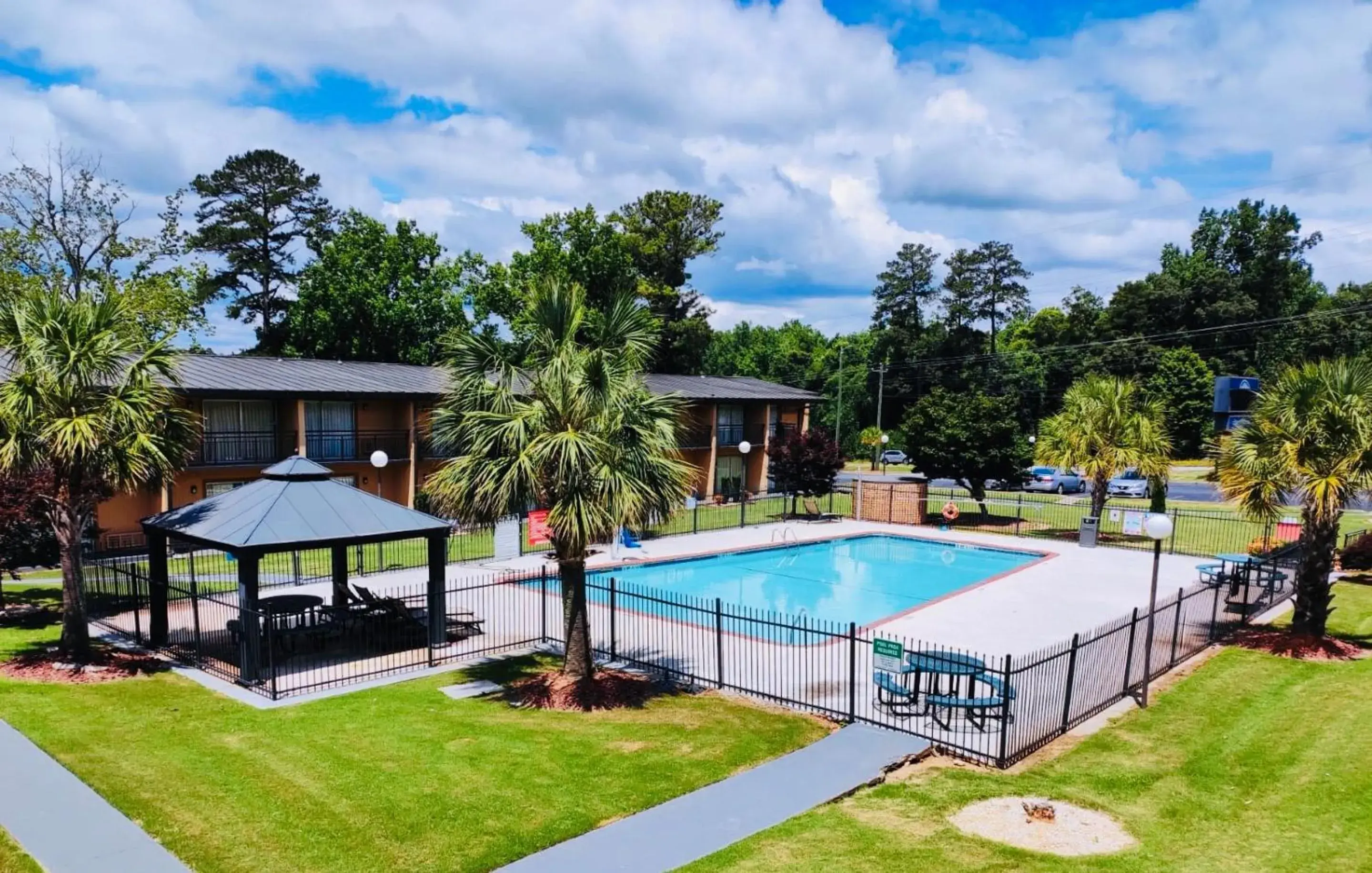 Property building in Howard Johnson by Wyndham Athens Property building in Howard Johnson by Wyndham Athens