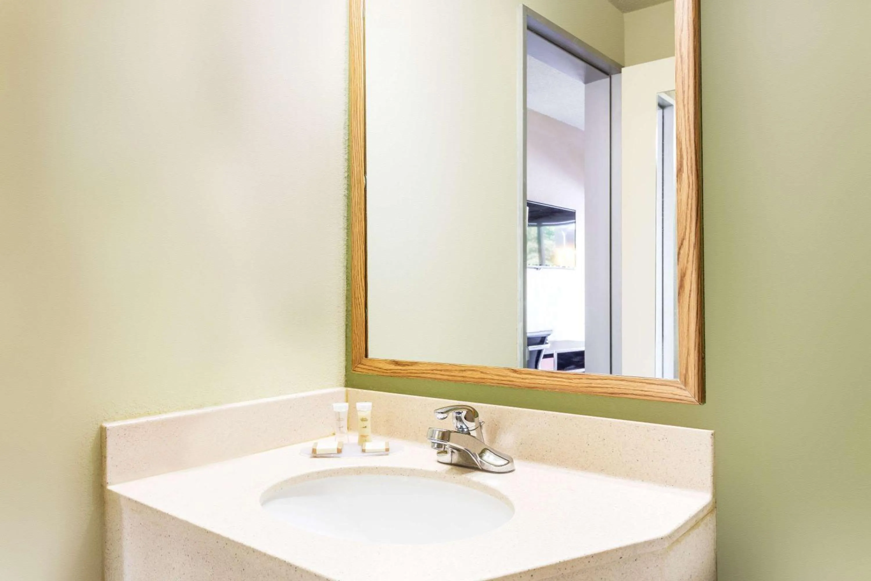 Bathroom in Howard Johnson by Wyndham Athens