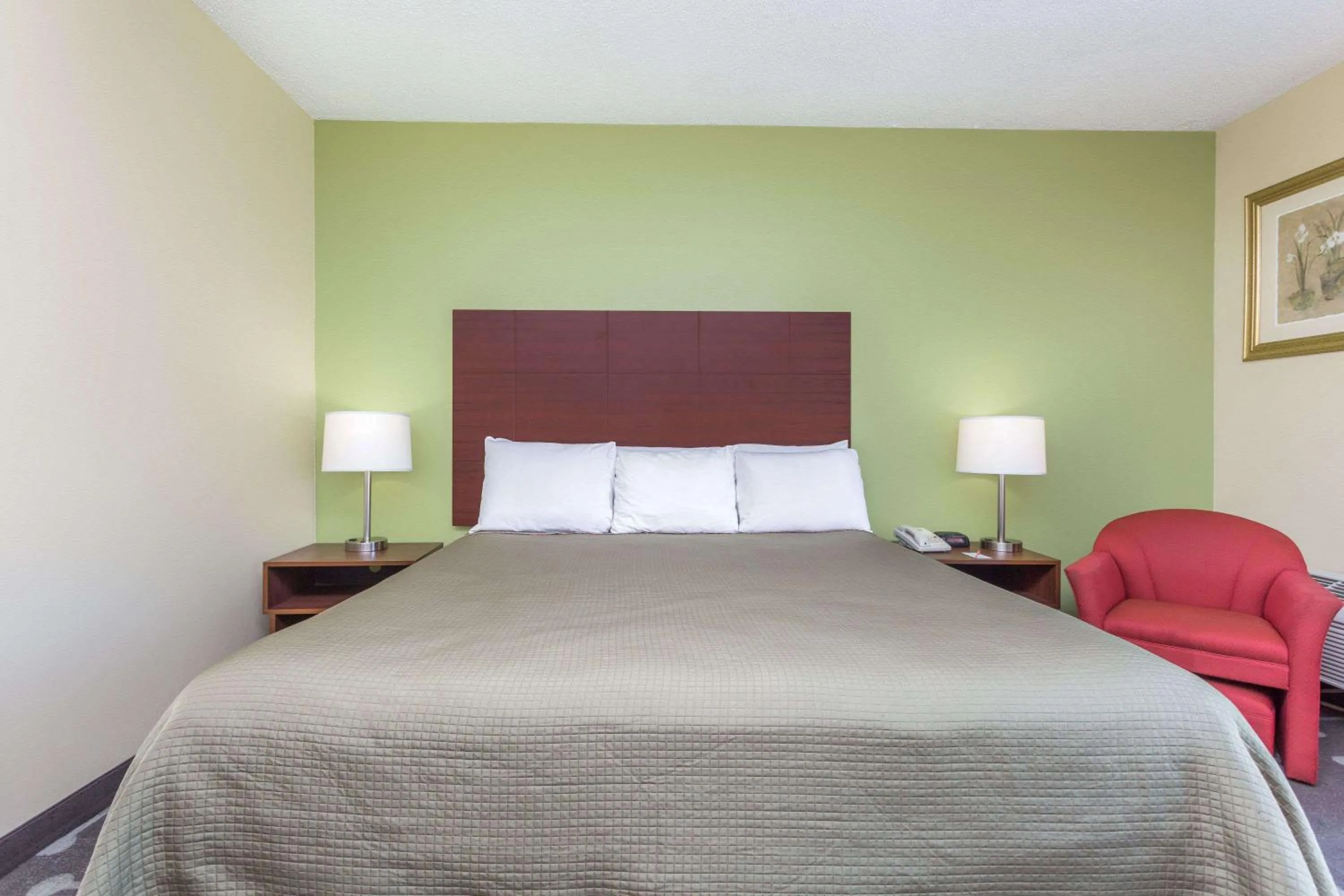 Photo of the whole room, Bed in Howard Johnson by Wyndham Athens