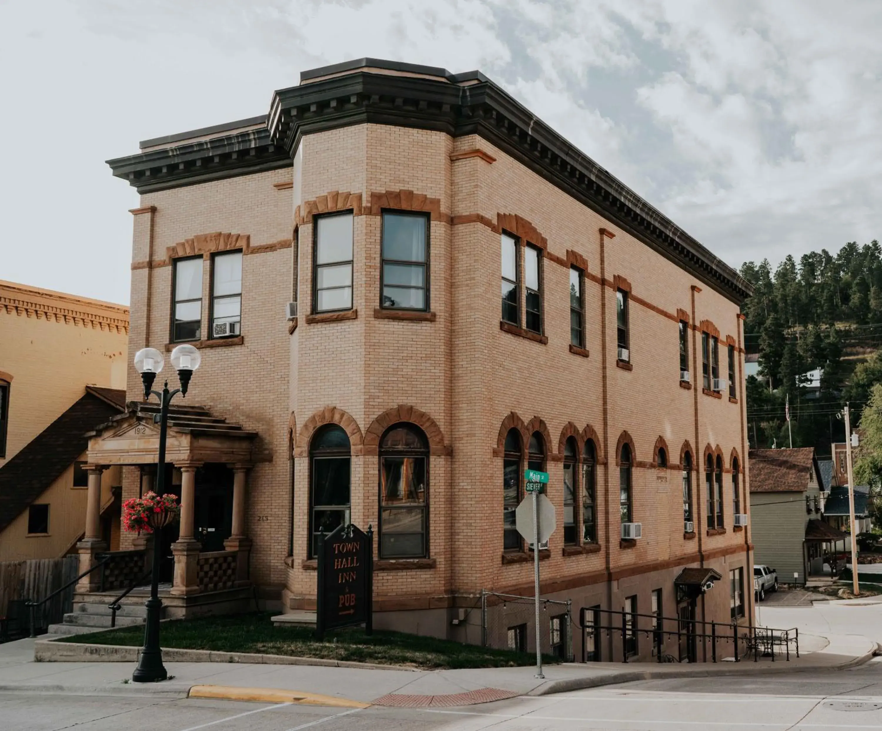 Property building in Town Hall Inn Property building in Town Hall Inn