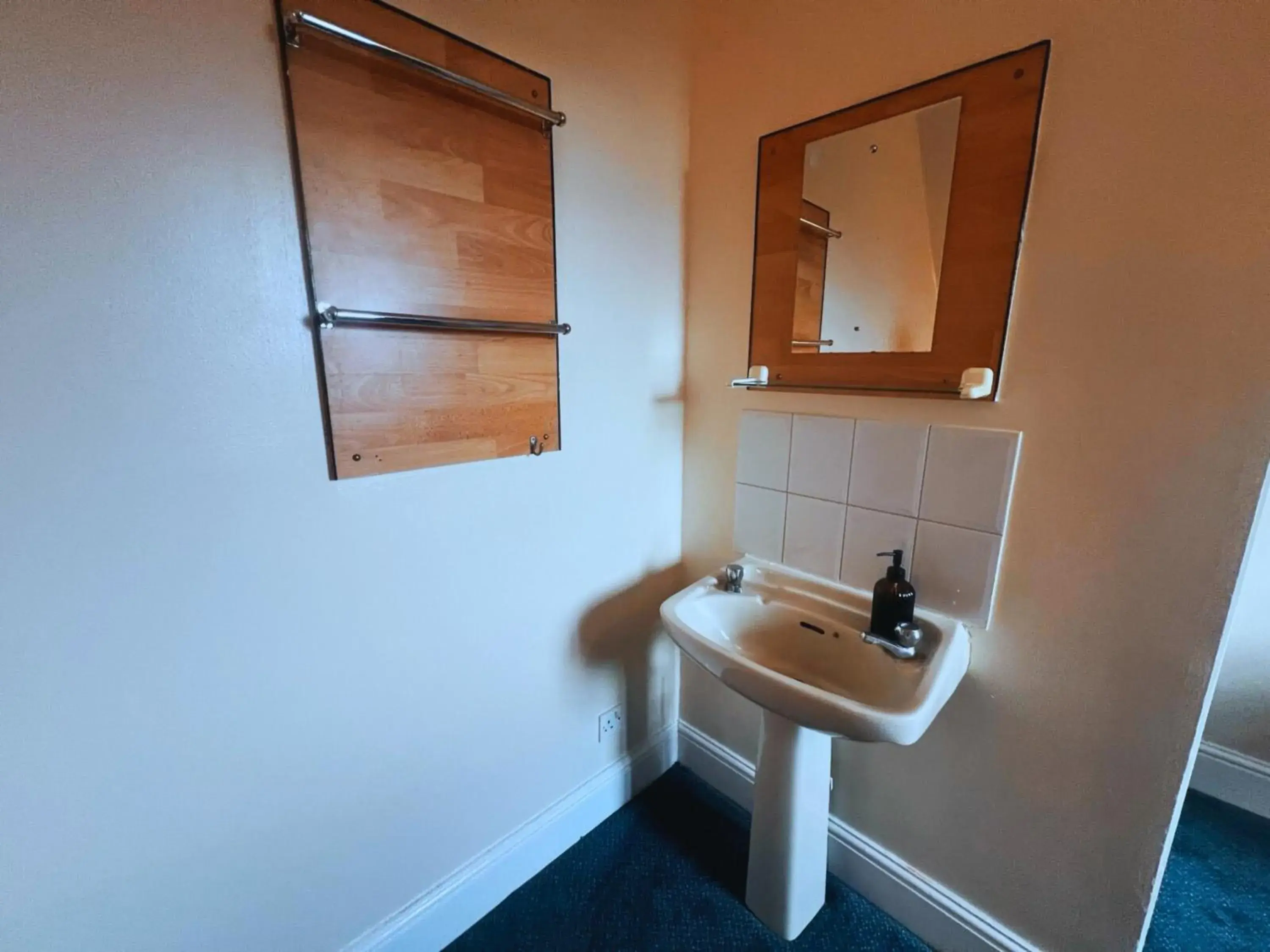 Twin Room with Shared Bathroom in Helen's Hotel near Wembley Twin Room with Shared Bathroom in Helen's Hotel near Wembley