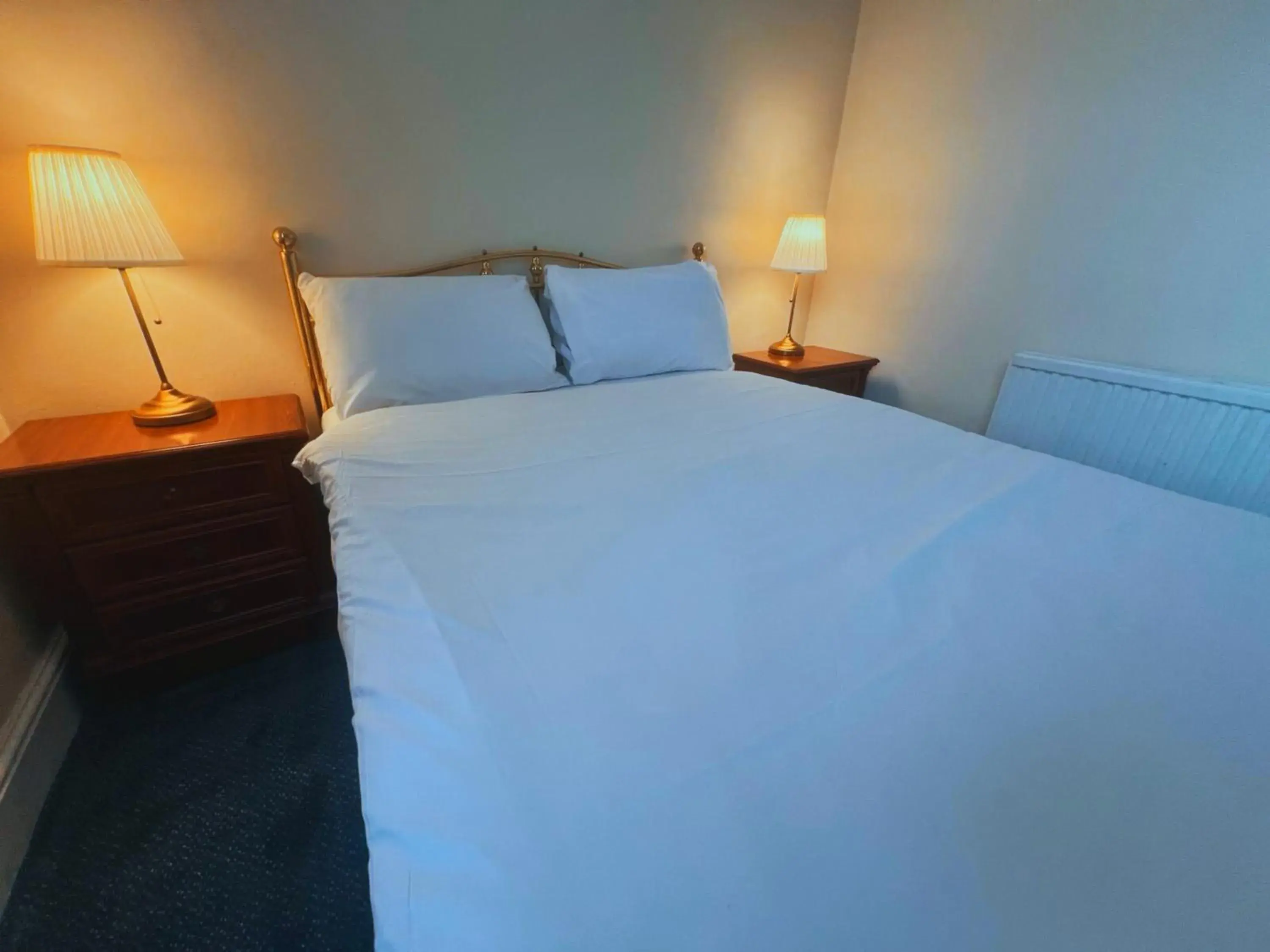 Double Room with Shared Bathroom in Helen's Hotel near Wembley Double Room with Shared Bathroom in Helen's Hotel near Wembley