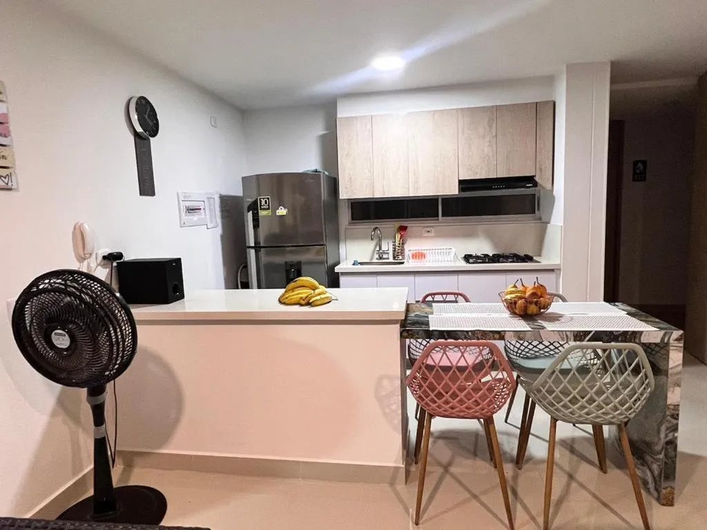 Kitchen or kitchenette in Hermoso apartamento en Ricaurte C/MARCA