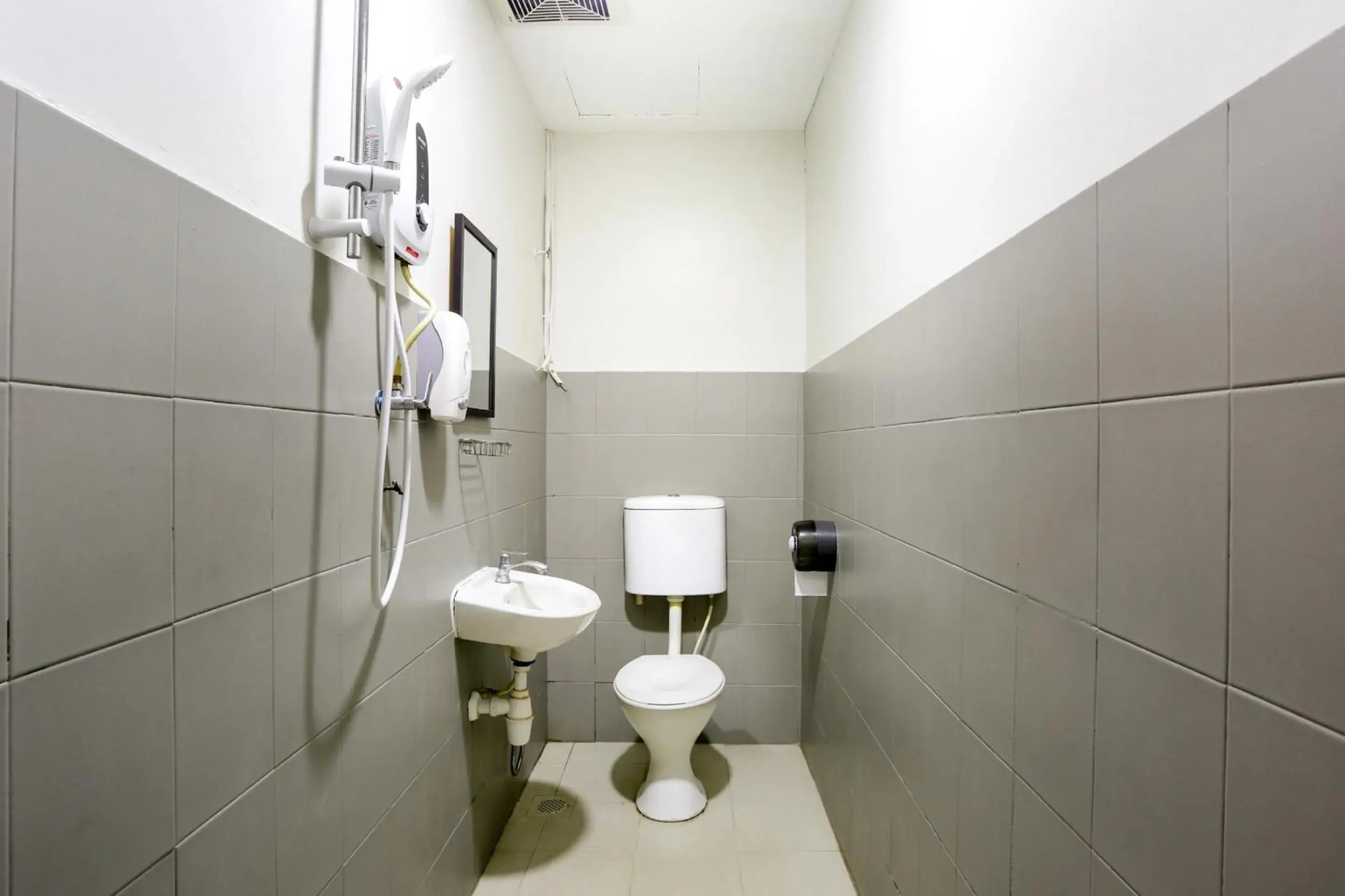 Bathroom in OYO 90460 Hotel Kl2f Rest & Go