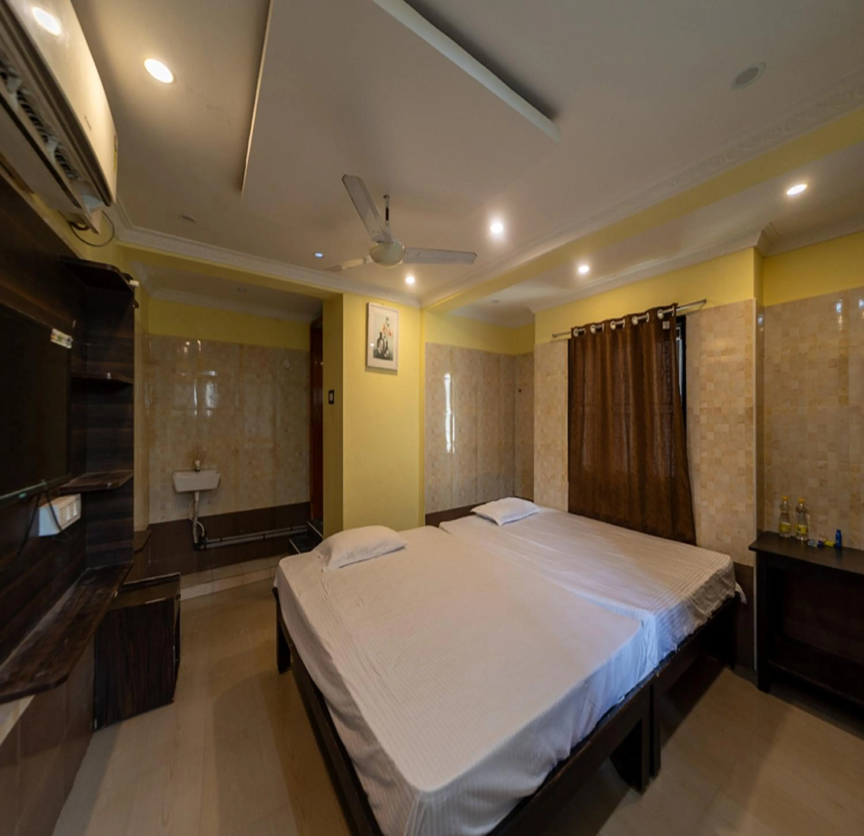 air conditioner, Bed in JR Lodge