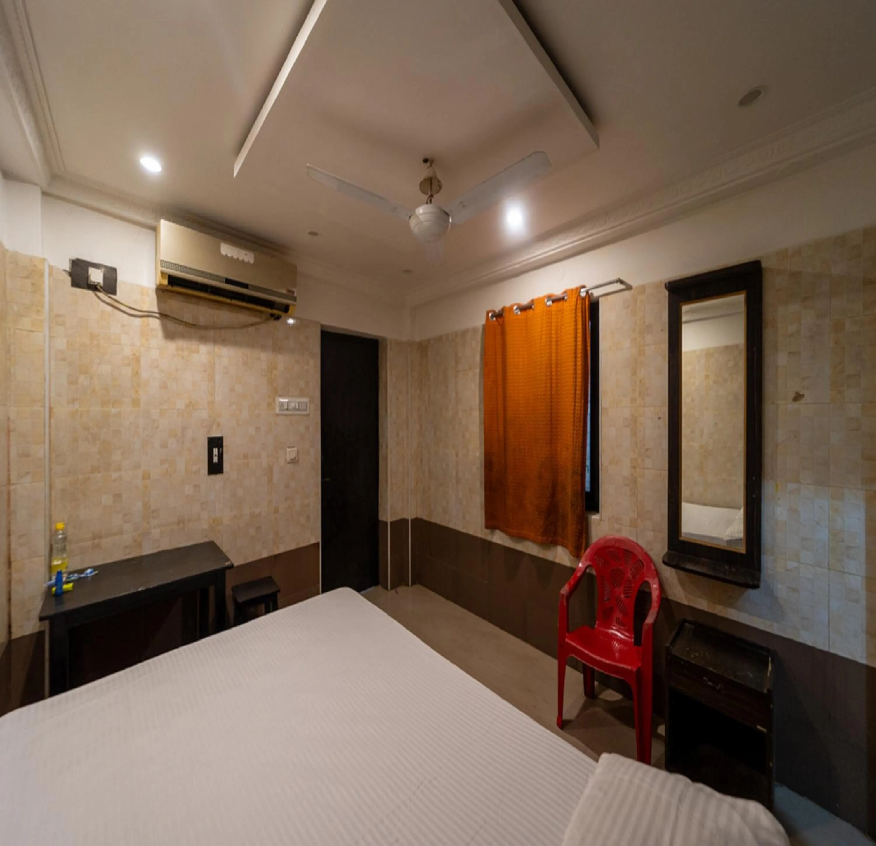 Photo of the whole room, Bed in JR Lodge