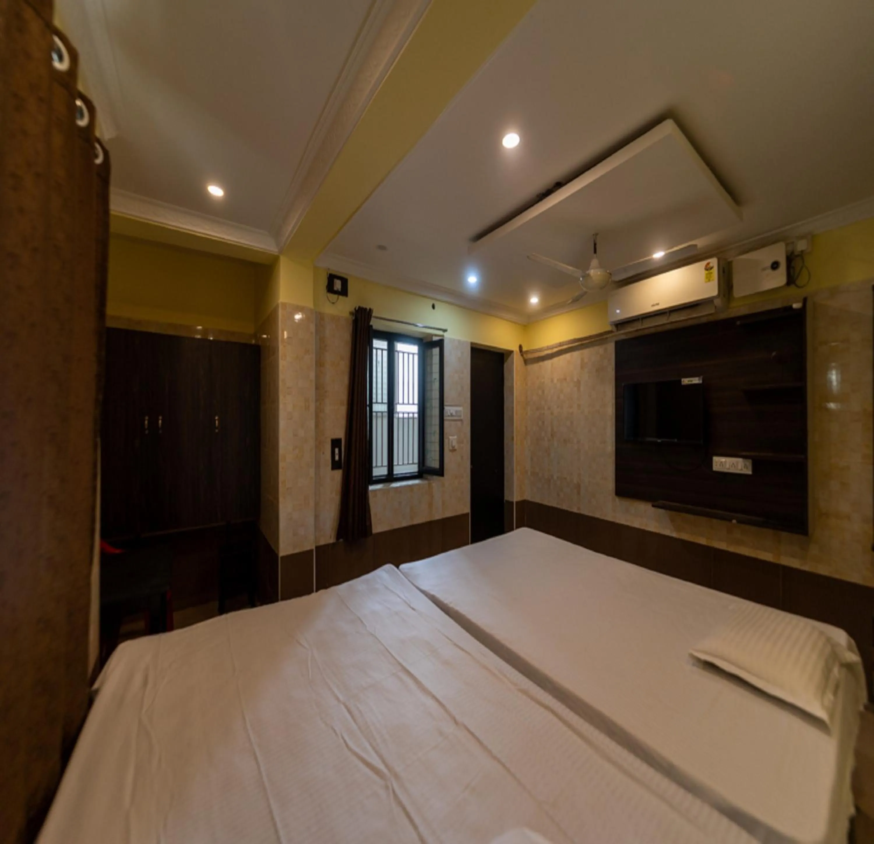 Photo of the whole room, Bed in JR Lodge