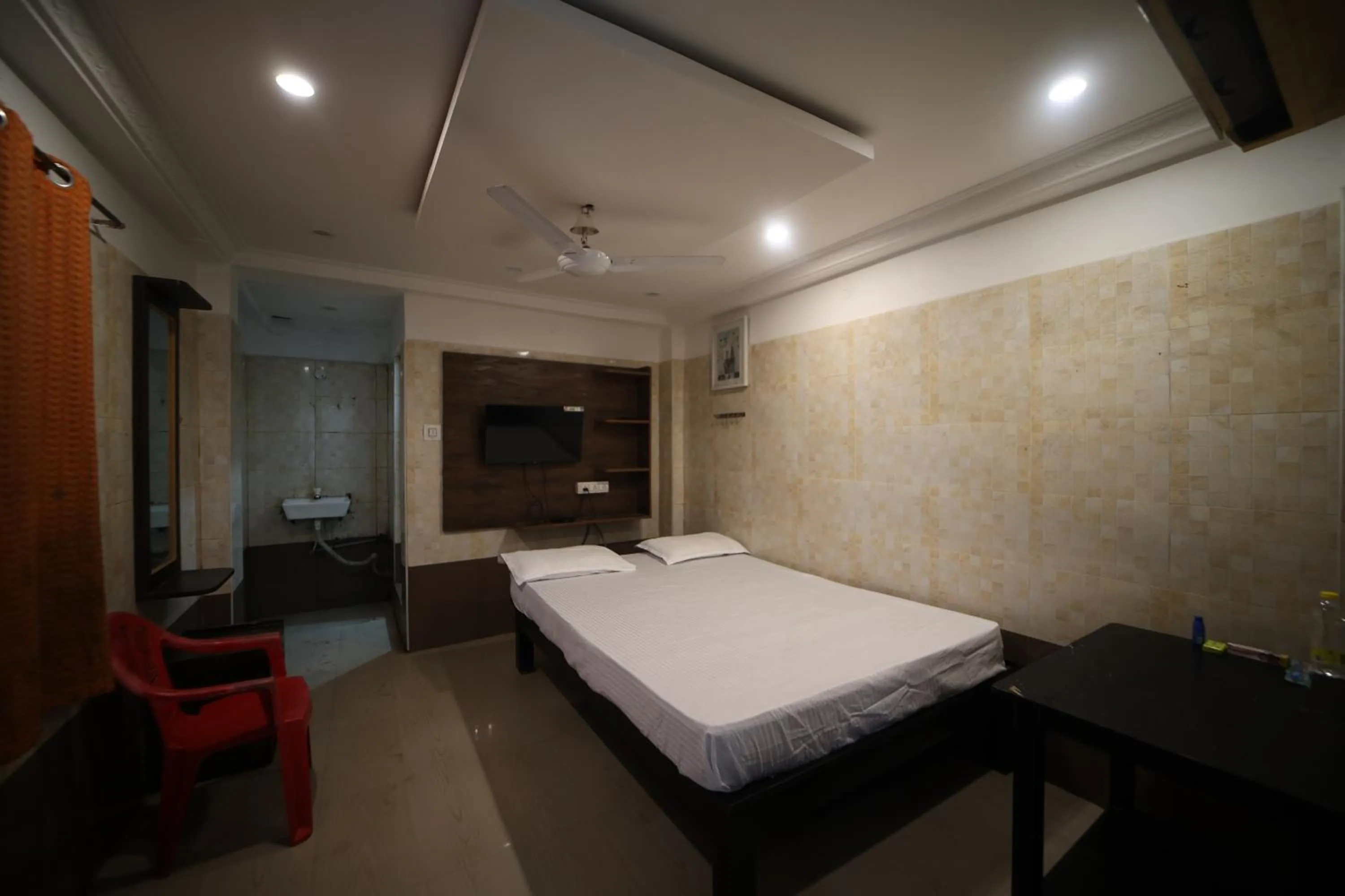 Photo of the whole room, Bed in JR Lodge