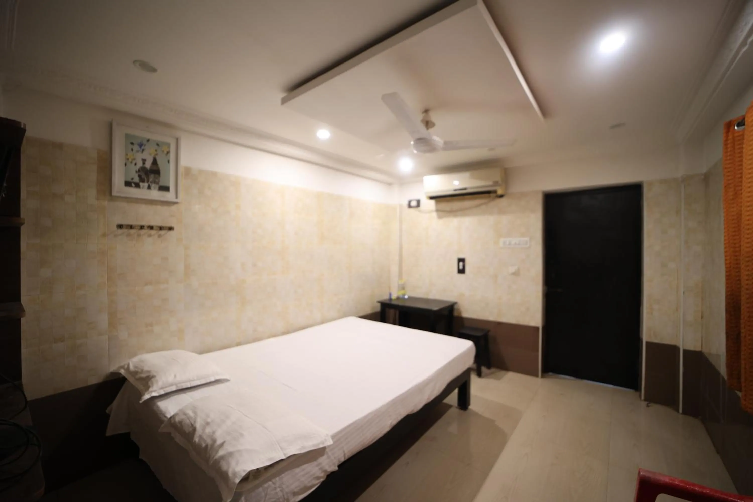air conditioner, Bed in JR Lodge