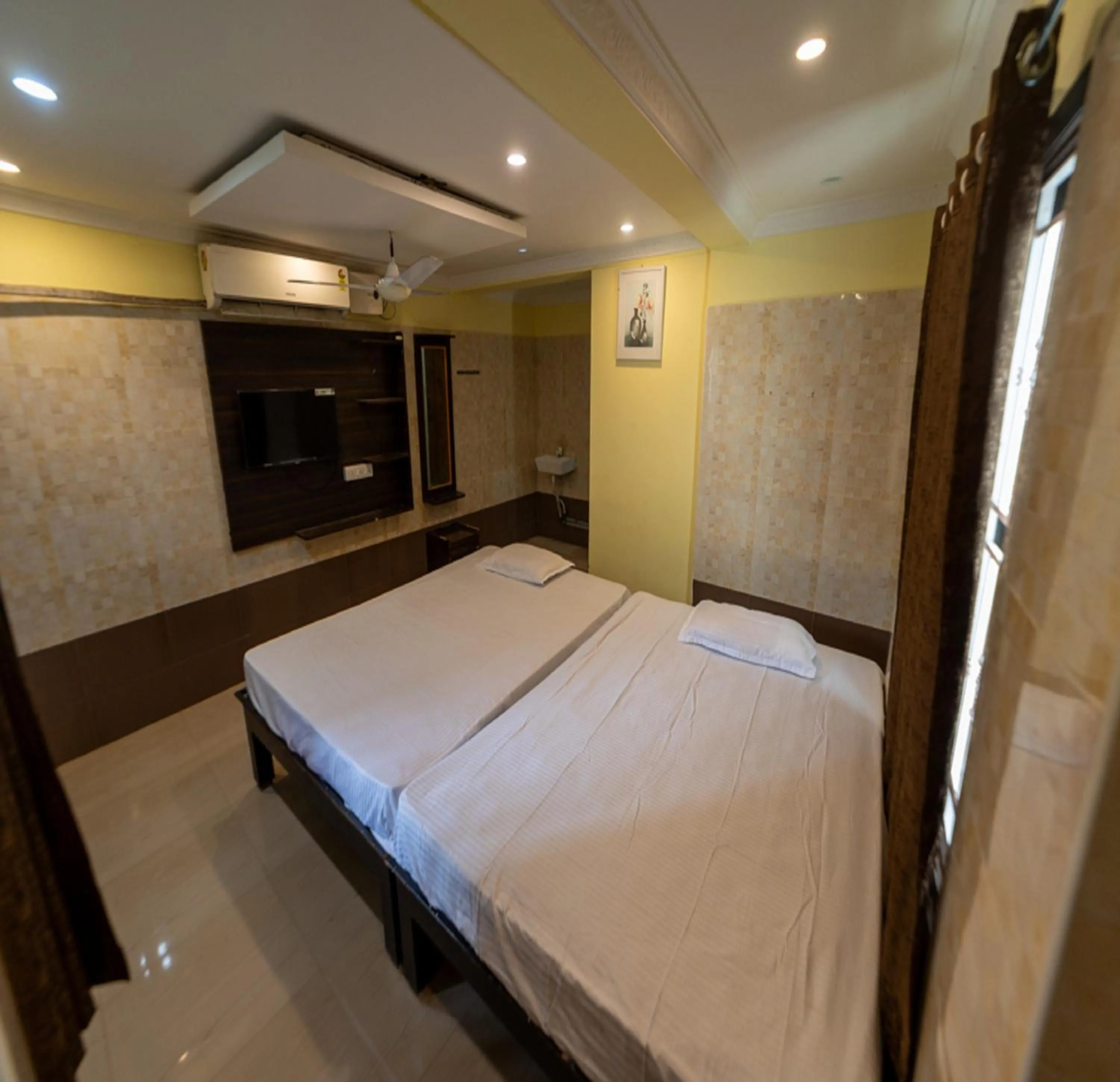 Photo of the whole room, Bed in JR Lodge
