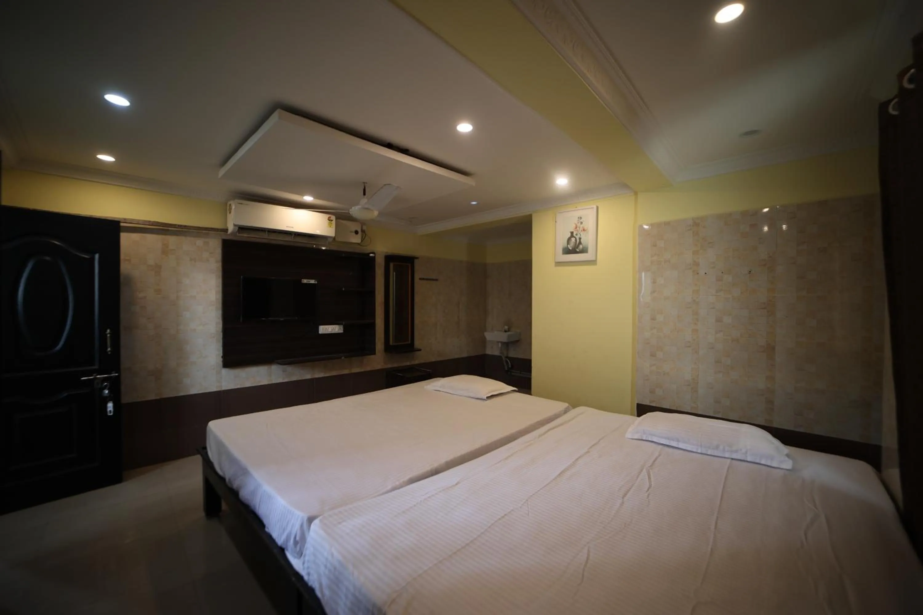 Photo of the whole room, Bed in JR Lodge