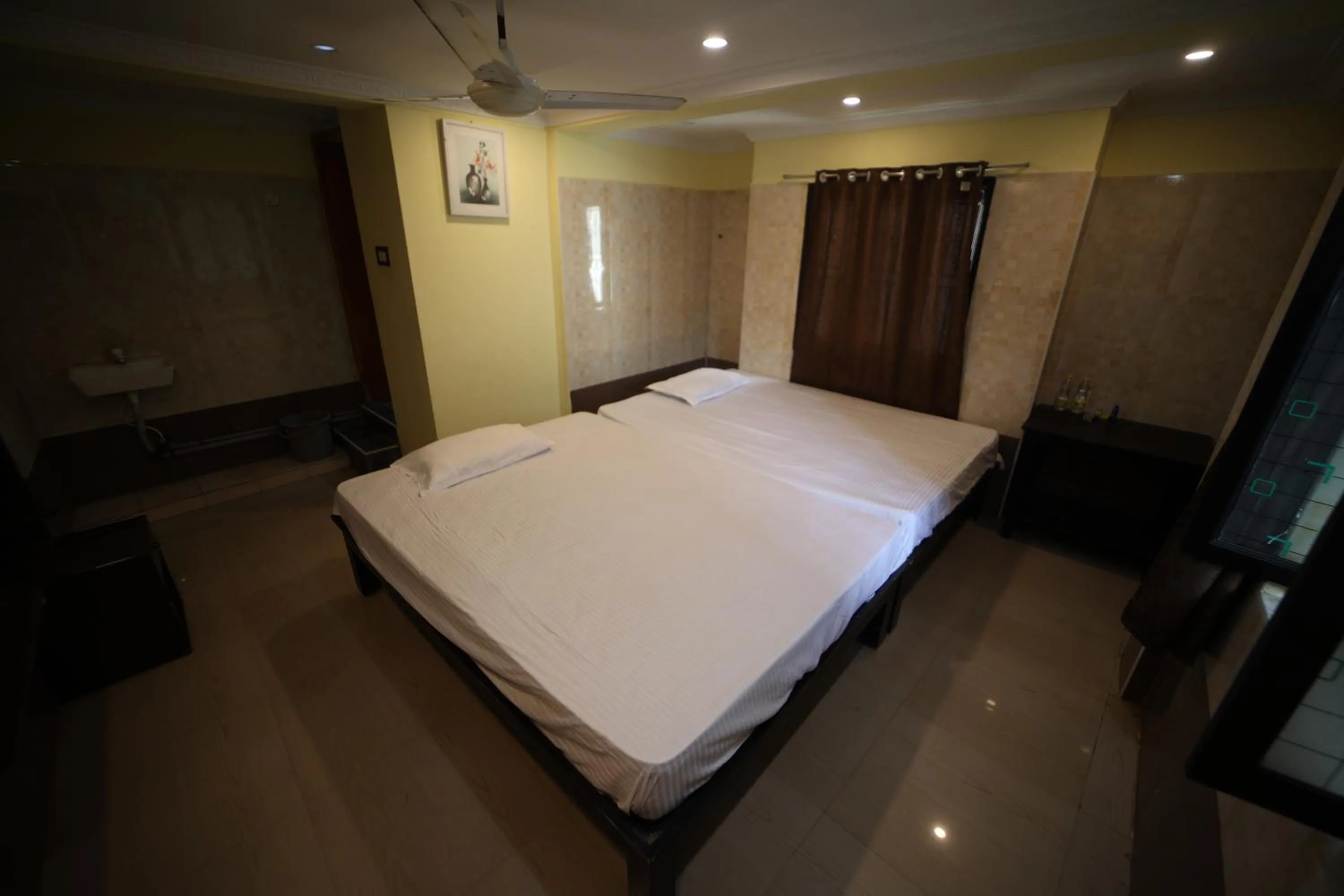 Photo of the whole room, Bed in JR Lodge