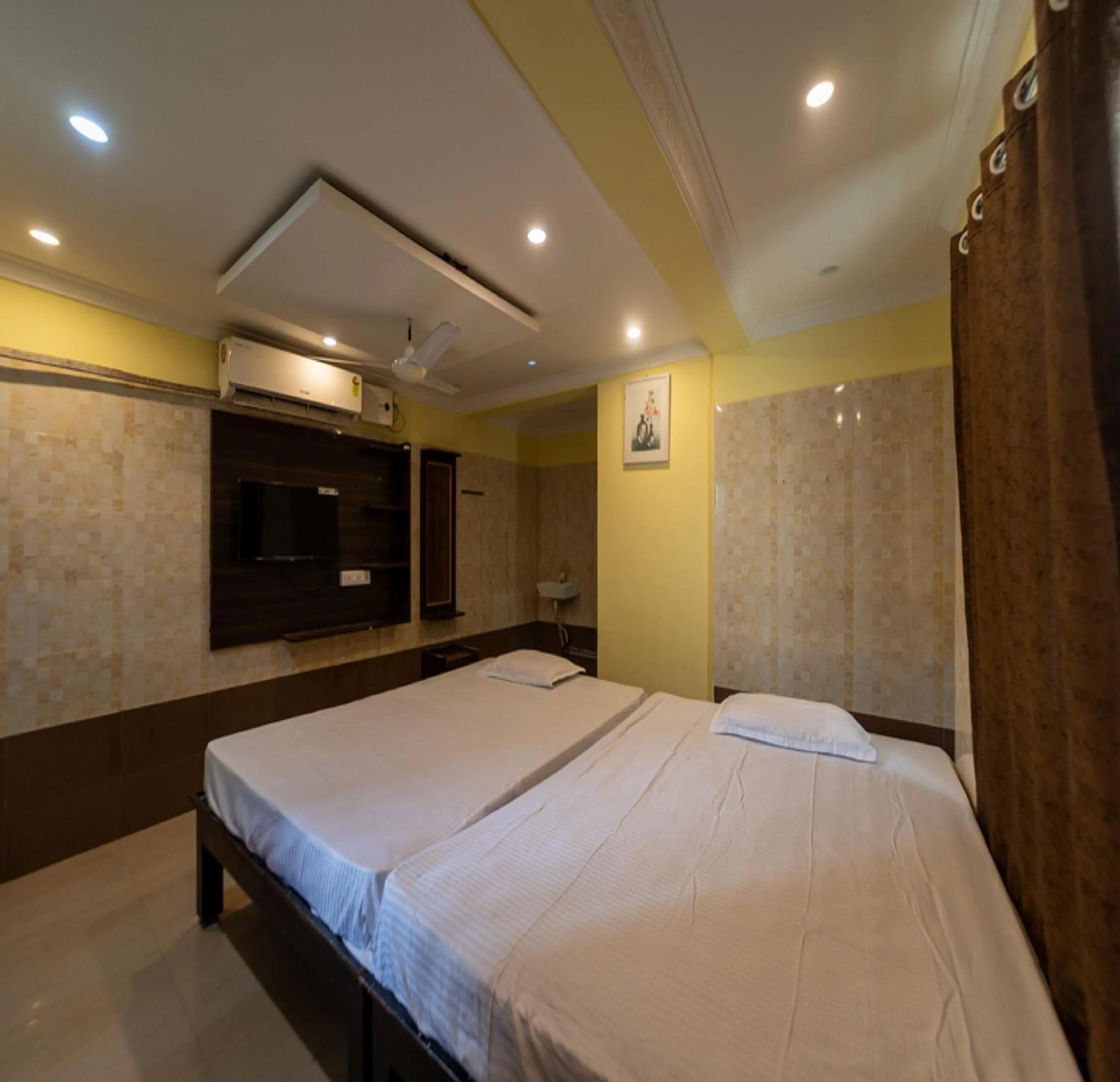 Photo of the whole room, Bed in JR Lodge