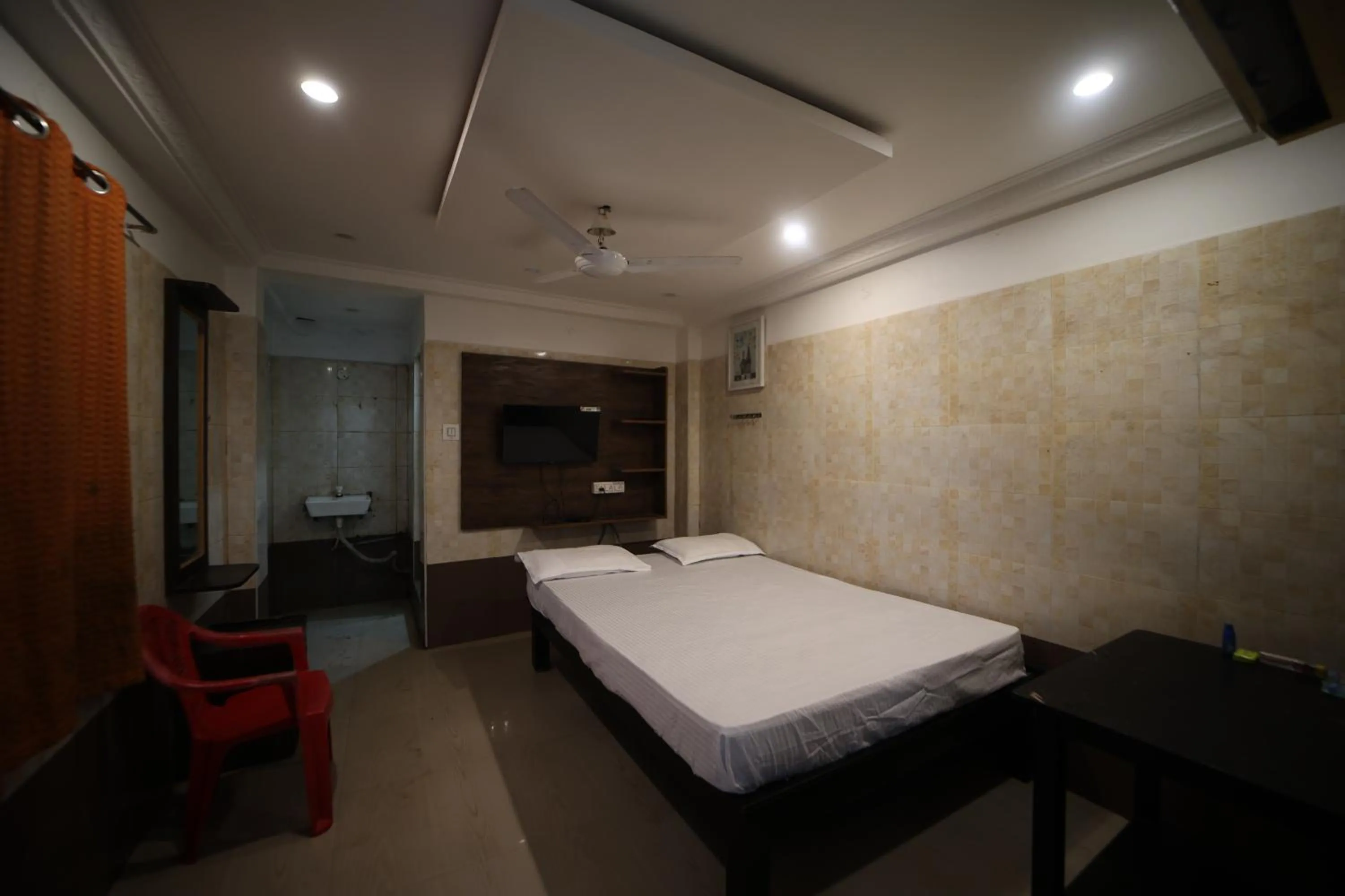 Photo of the whole room, Bed in JR Lodge
