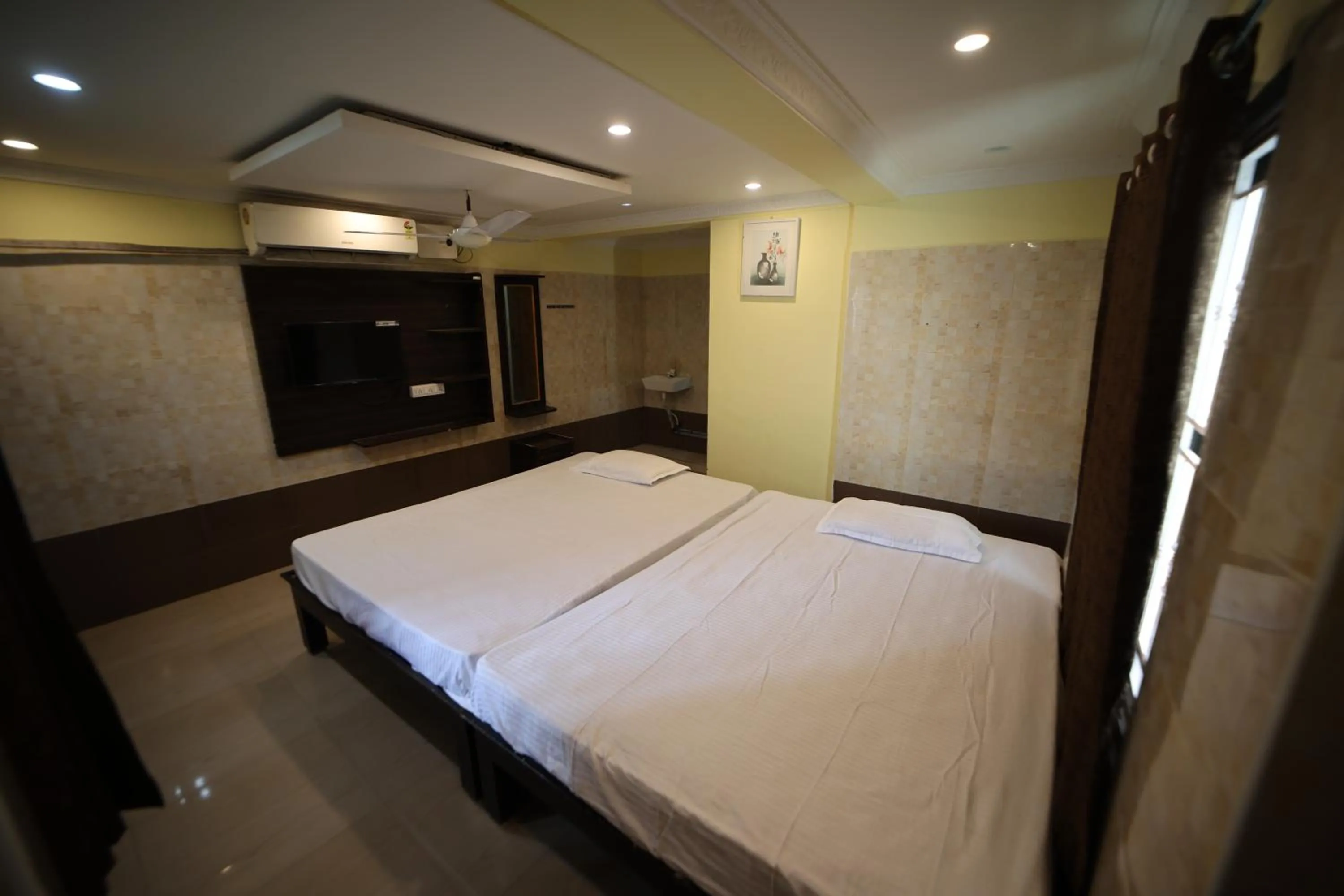 Photo of the whole room, Bed in JR Lodge