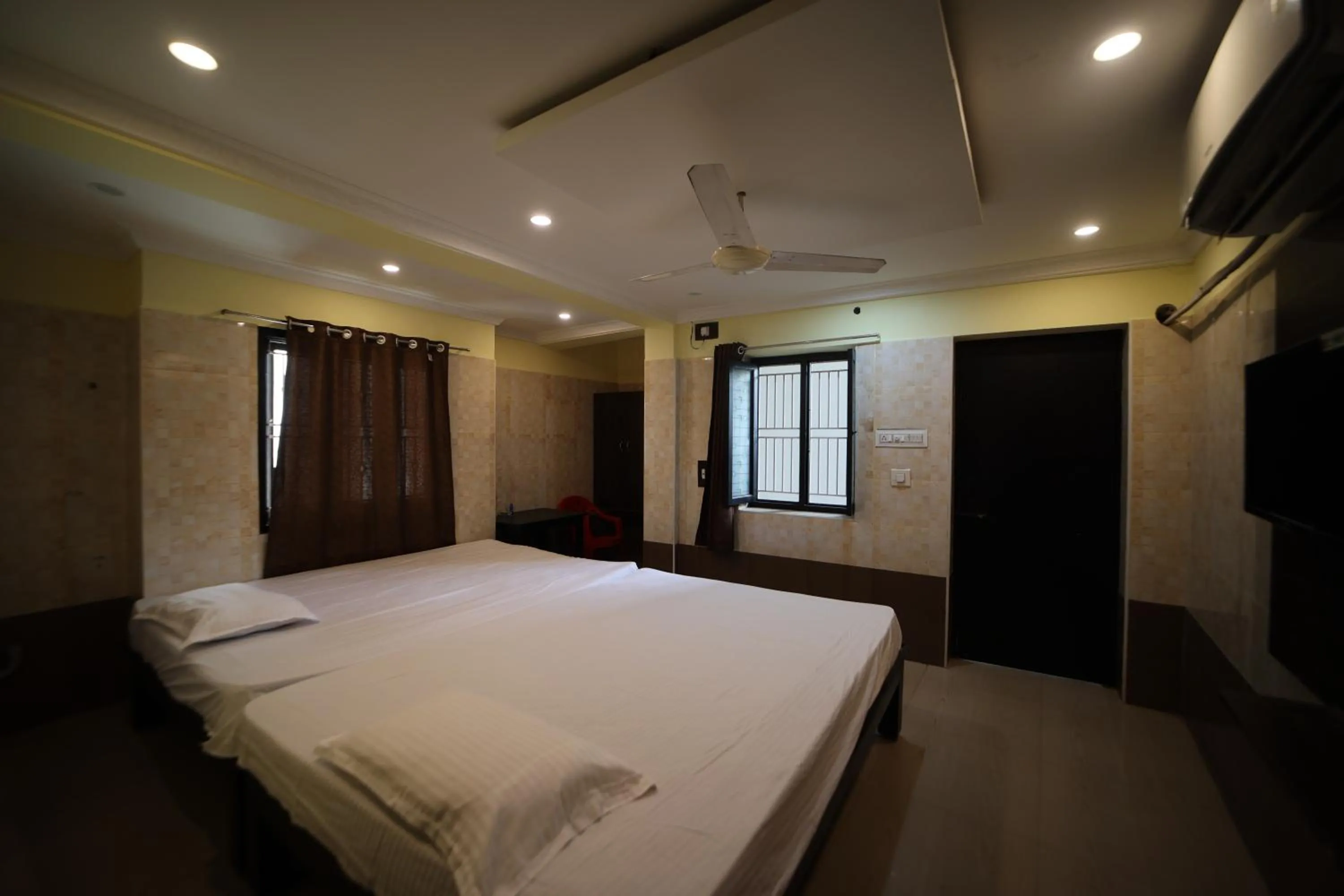 Photo of the whole room, Bed in JR Lodge