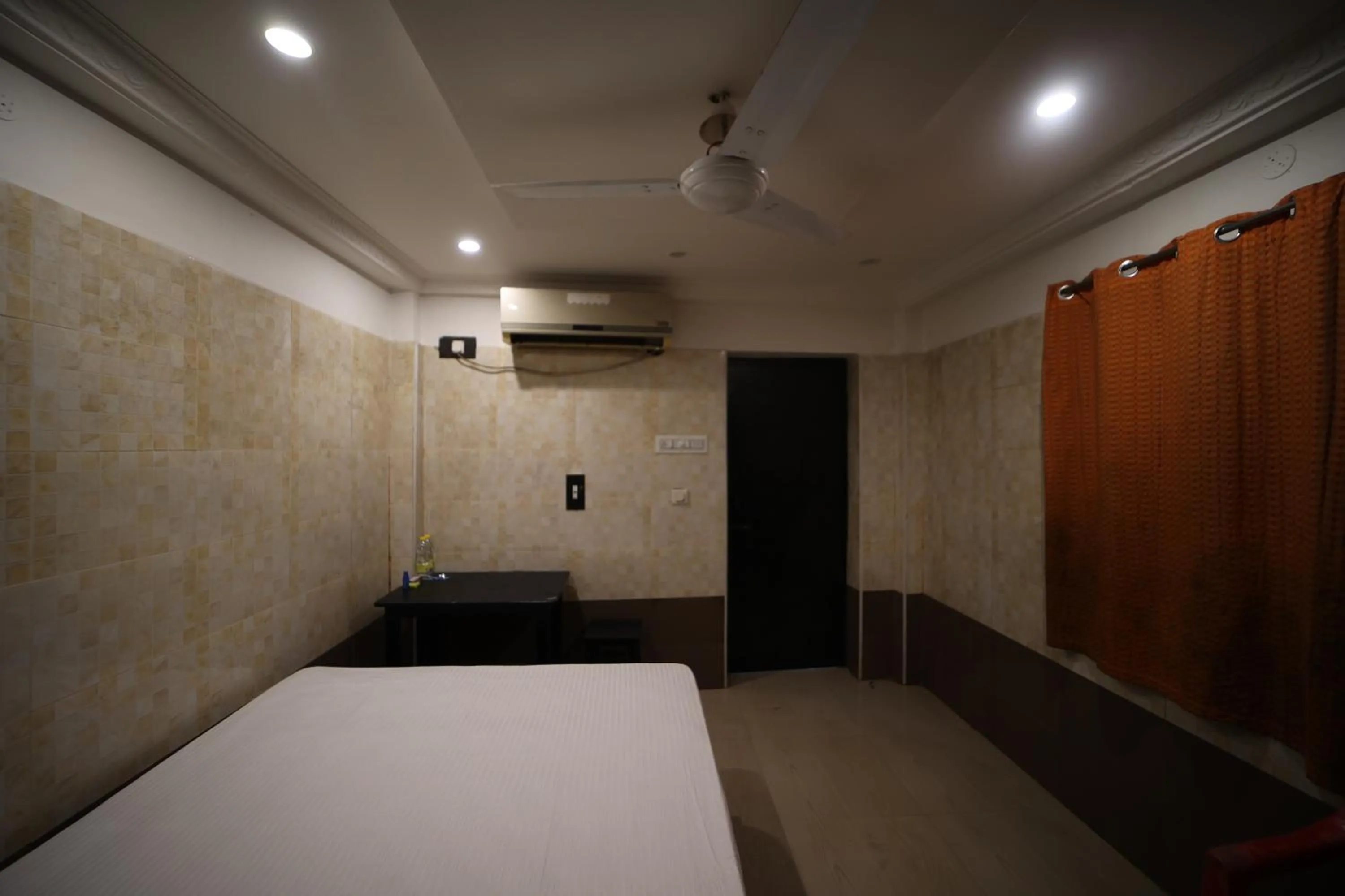 Photo of the whole room, Bed in JR Lodge