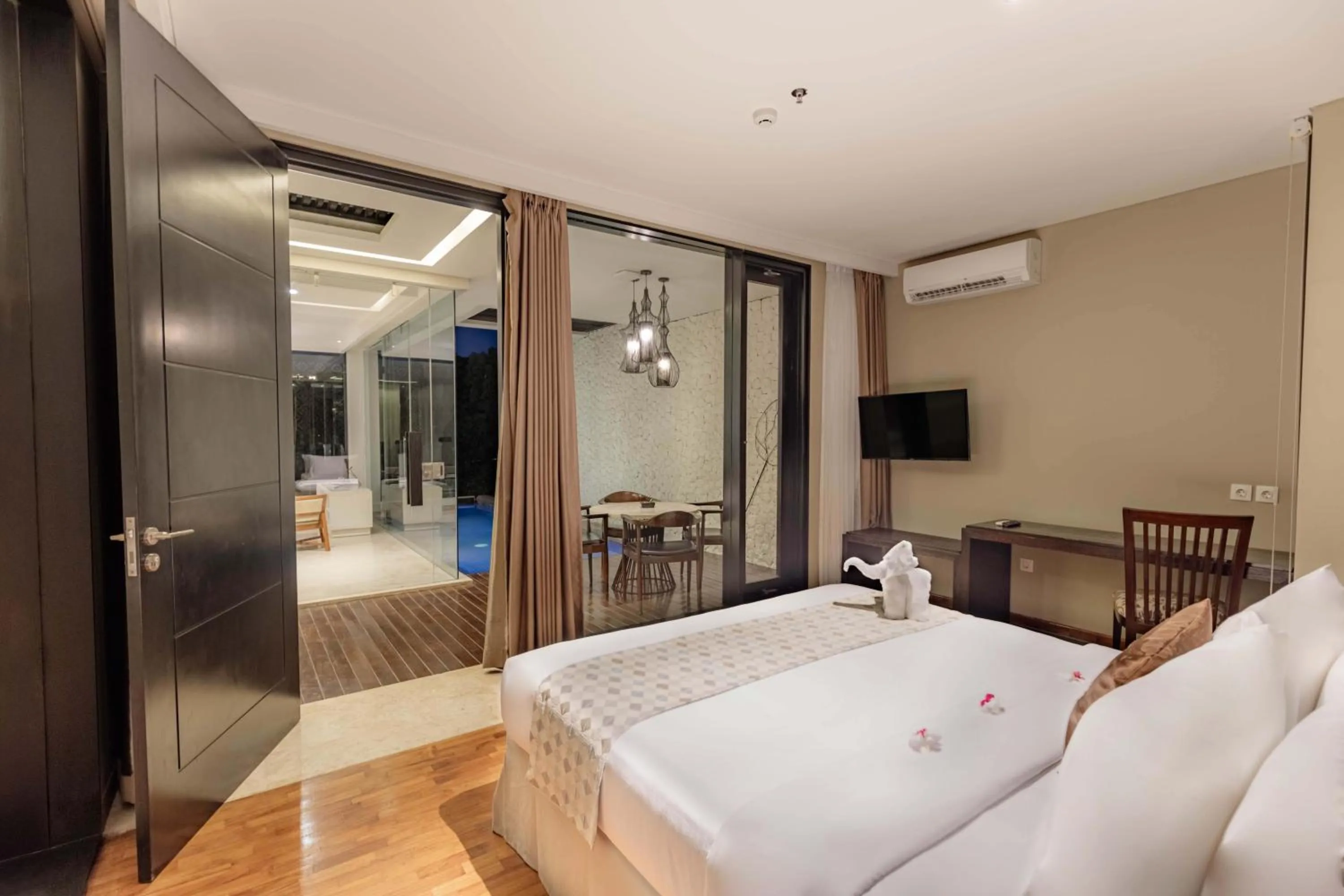 Photo of the whole room, Bed in The Sterling Villas