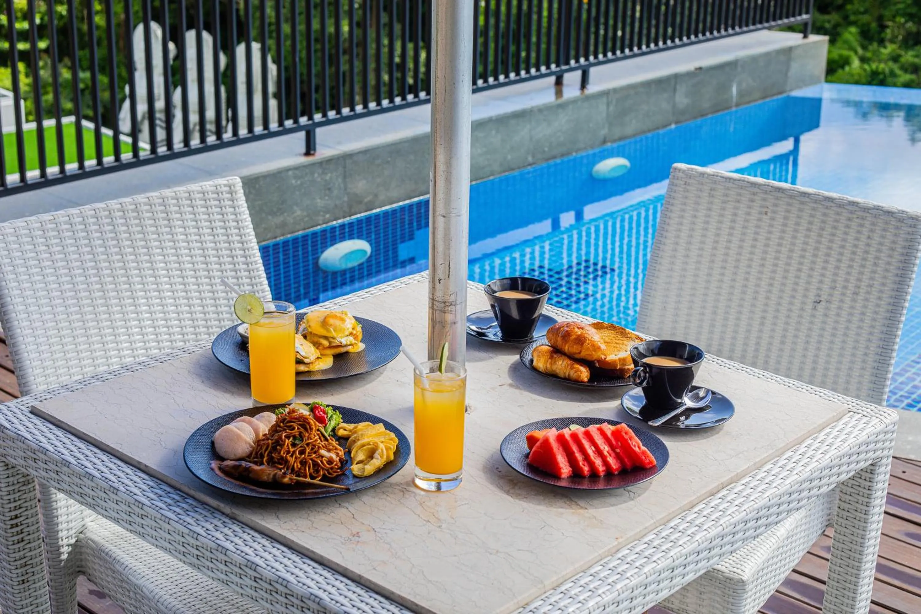 Food and drinks in The Sterling Villas