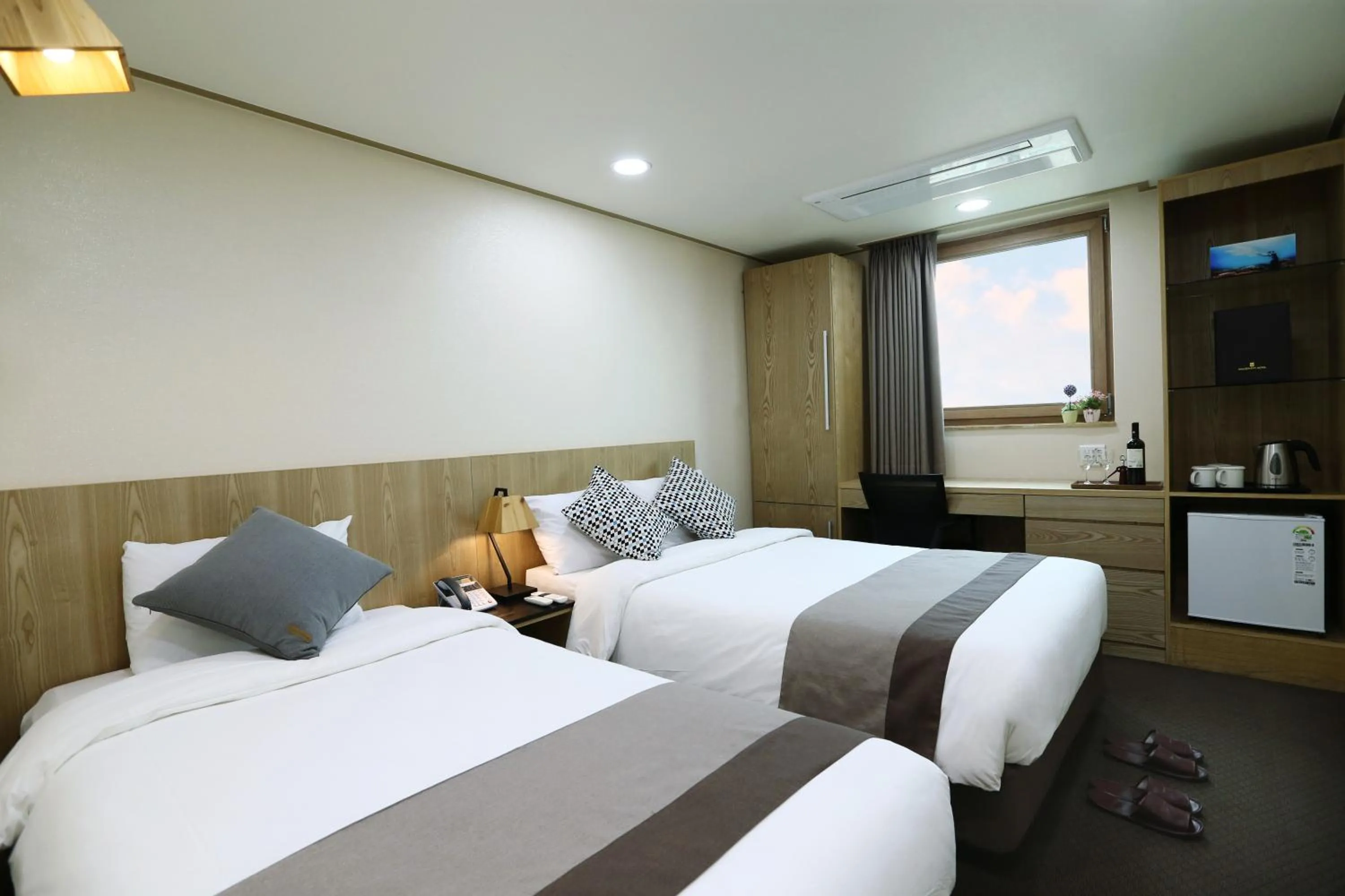 Decorative detail, Bed in Golden City Hotel Dongdaemun