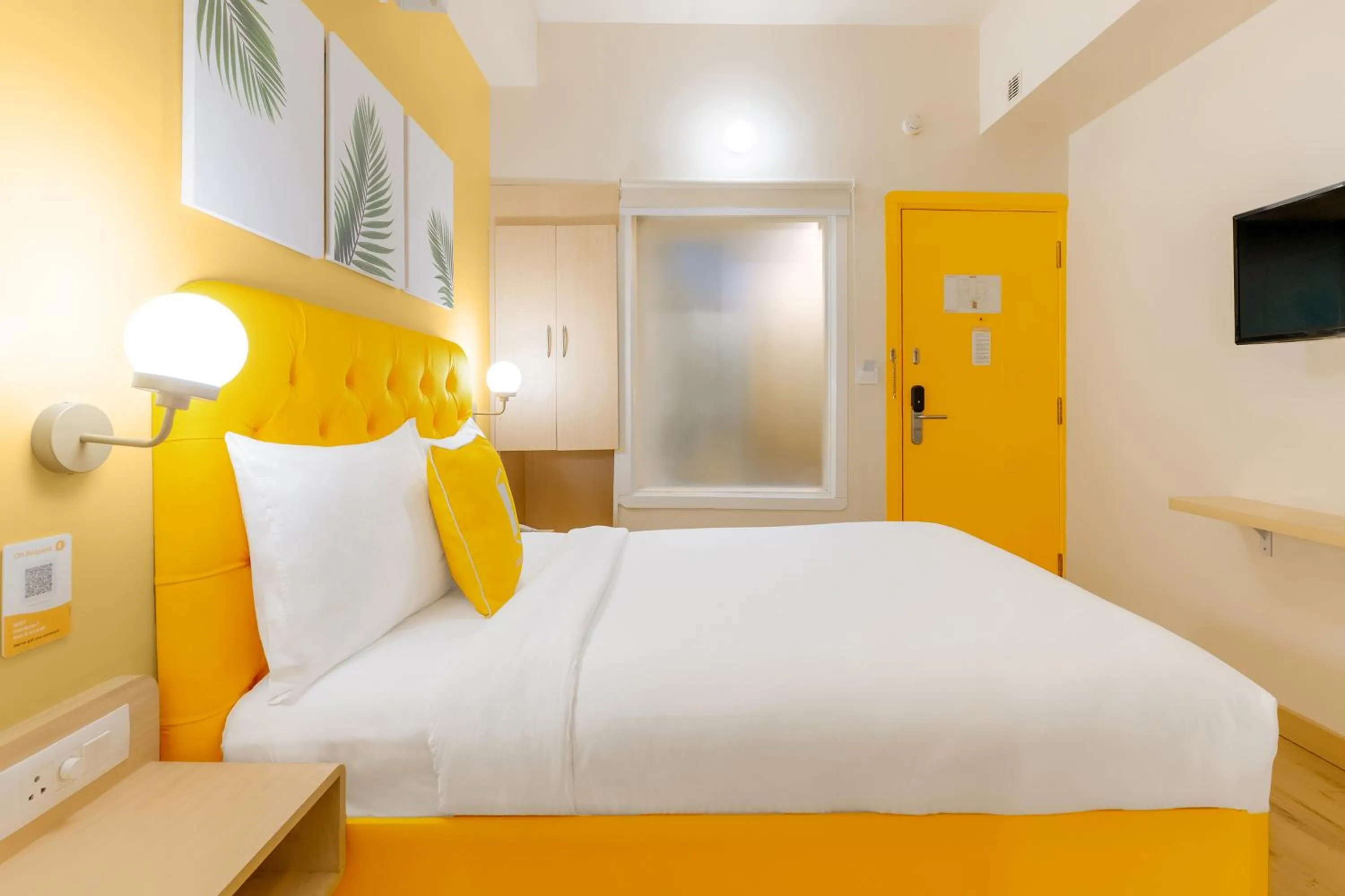 Bathroom, Bed in Bloom Hotel - CR Park