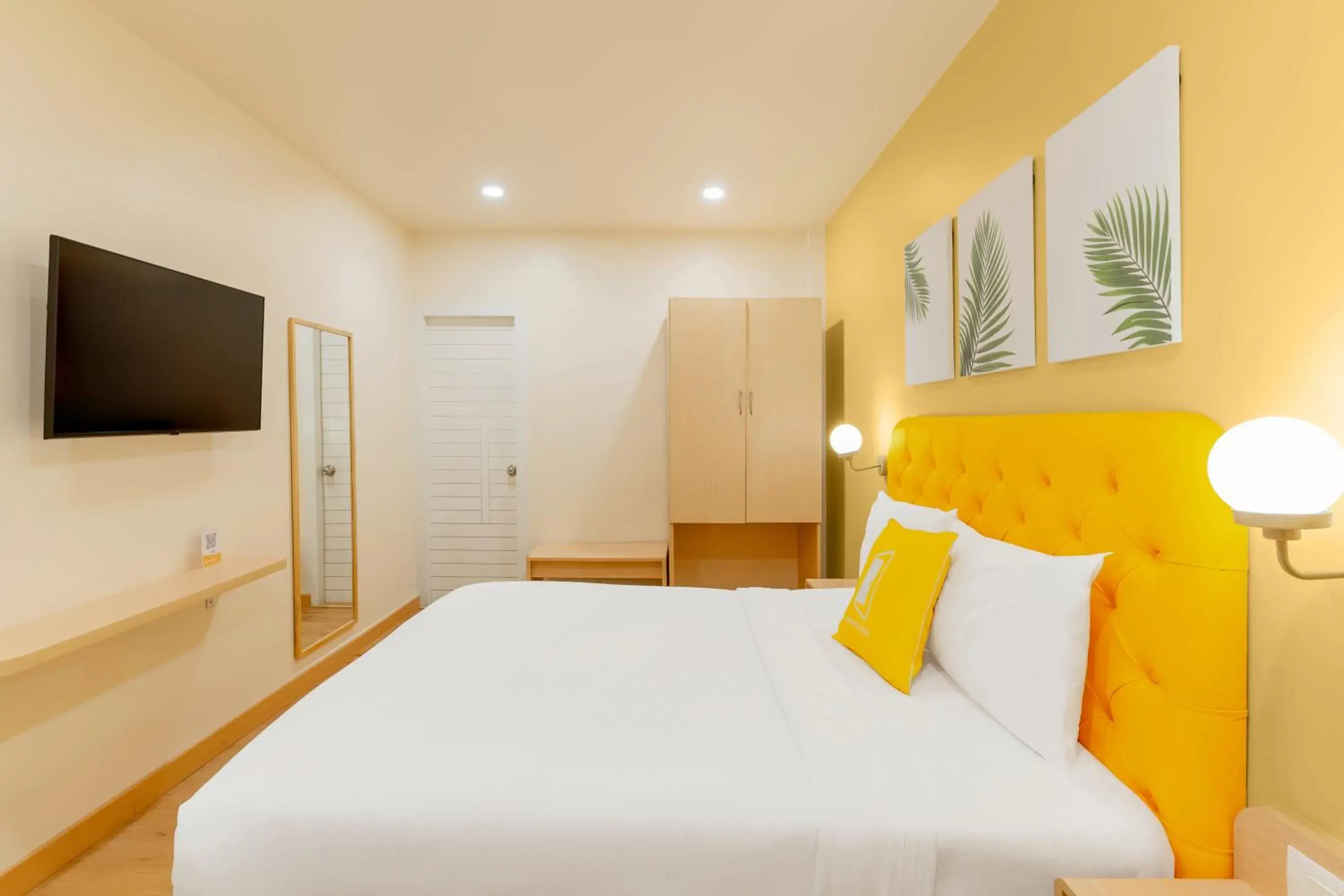 Standard King Room - single occupancy in Bloom Hotel - CR Park Standard King Room - single occupancy in Bloom Hotel - CR Park