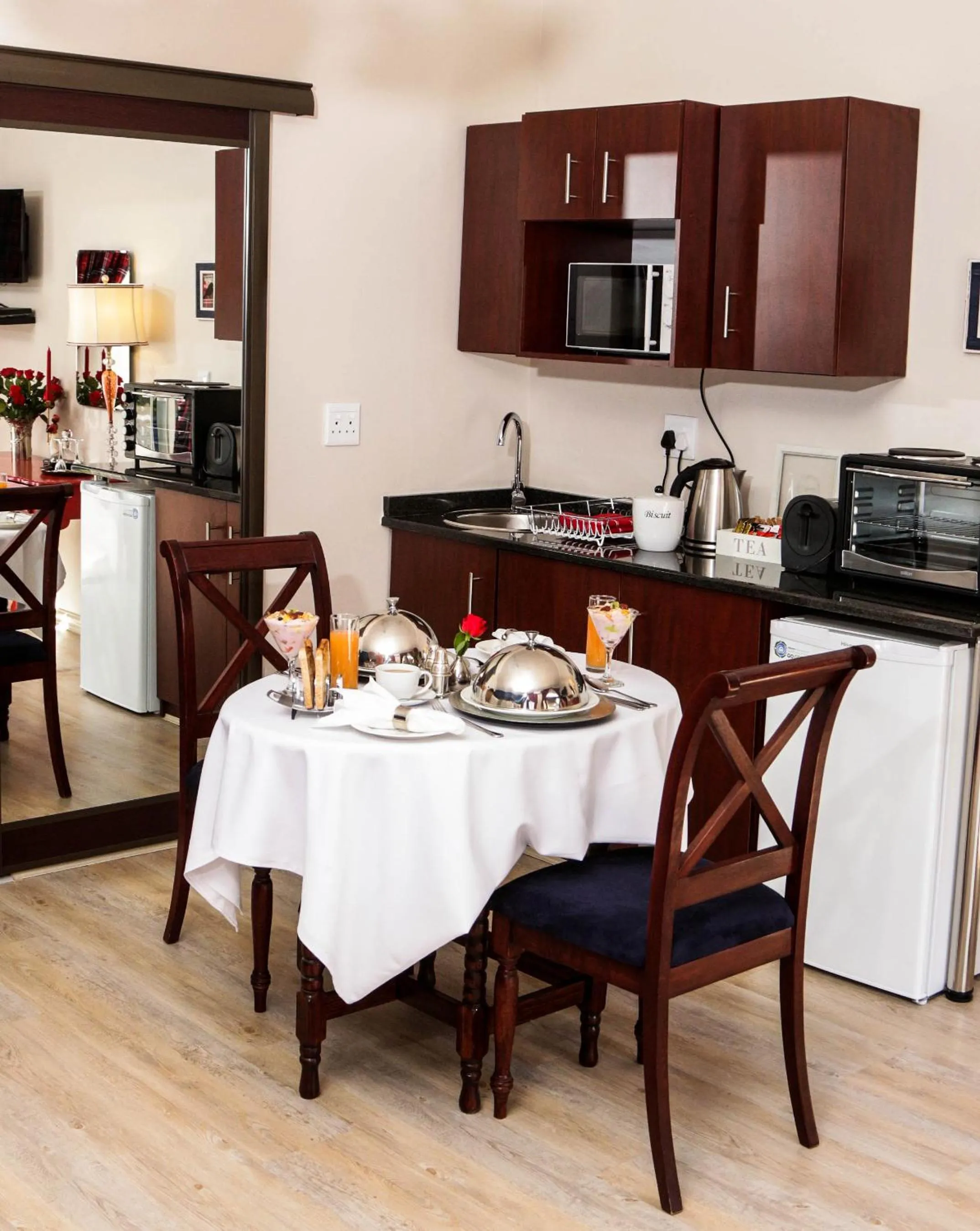 Restaurant/places to eat, Kitchen/Kitchenette in Aberdeen House