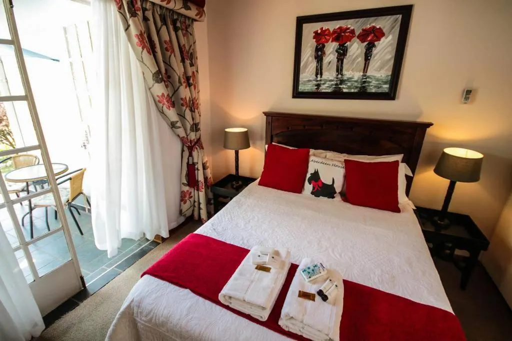 Photo of the whole room, Bed in Aberdeen House