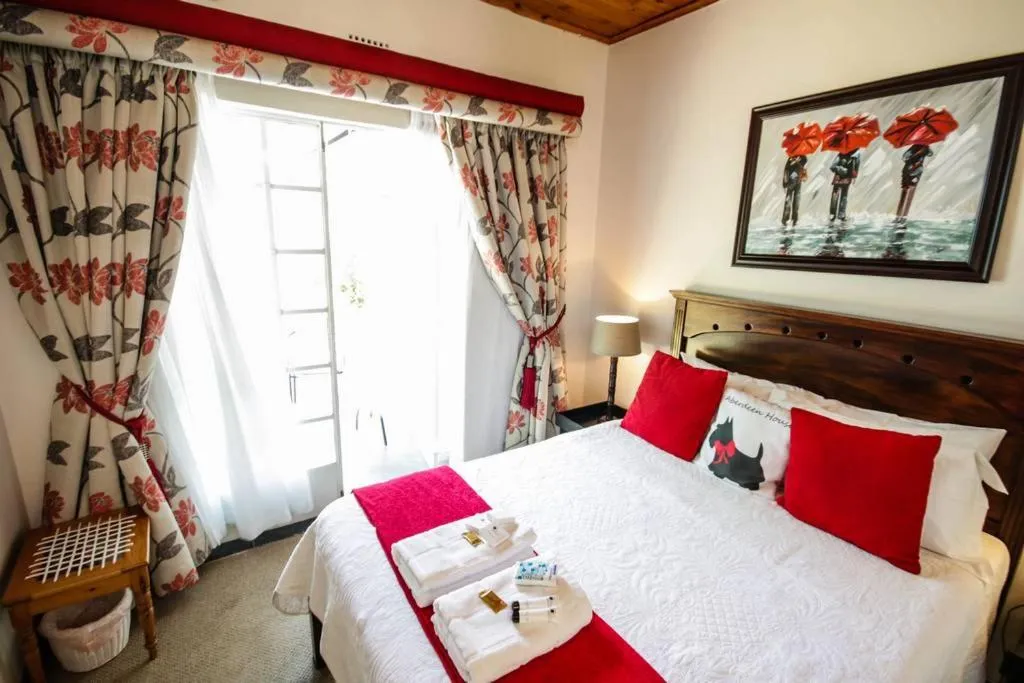 Photo of the whole room, Bed in Aberdeen House