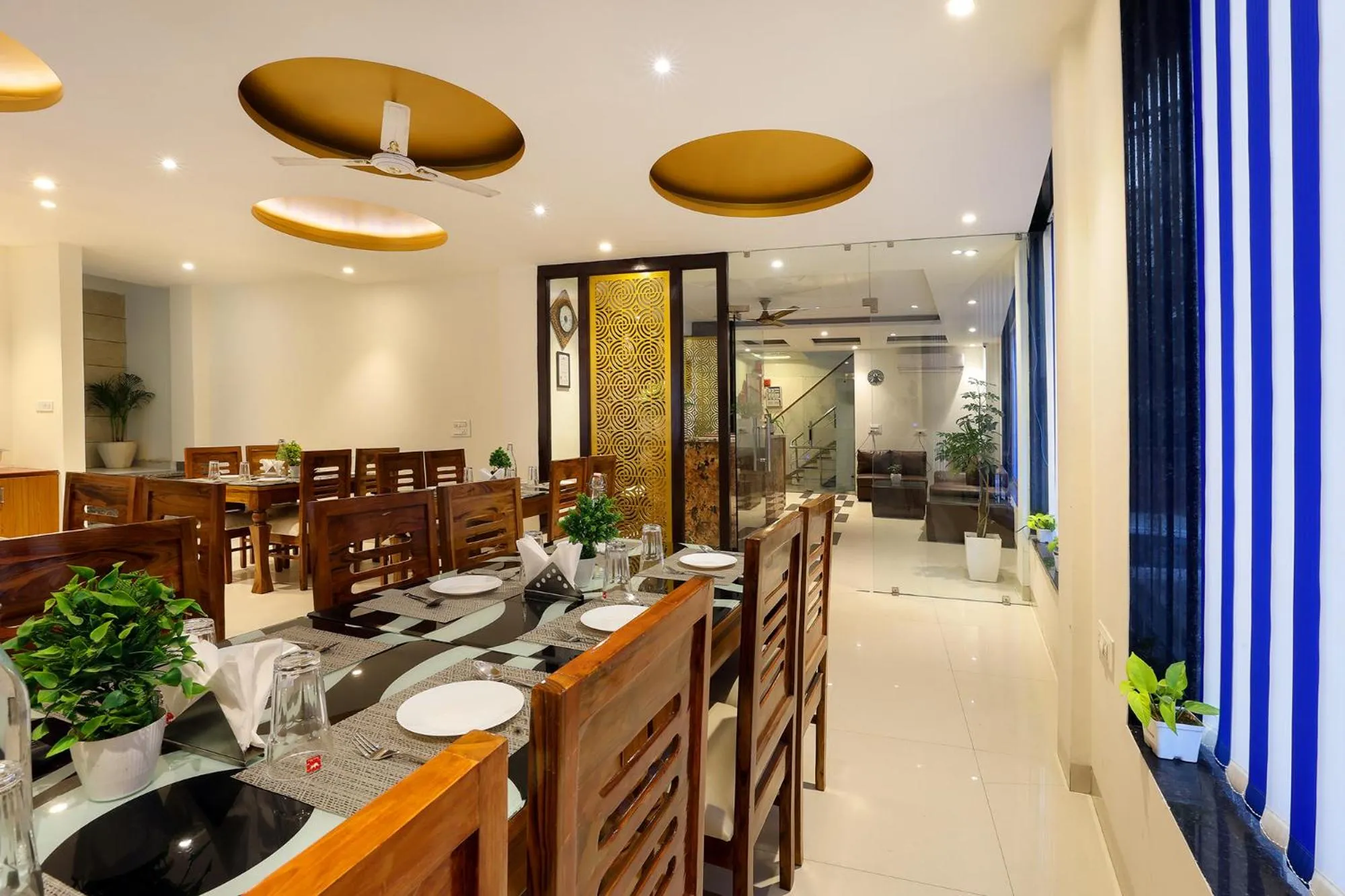 Restaurant/places to eat in Denver Paragon Suites Delhi Airport