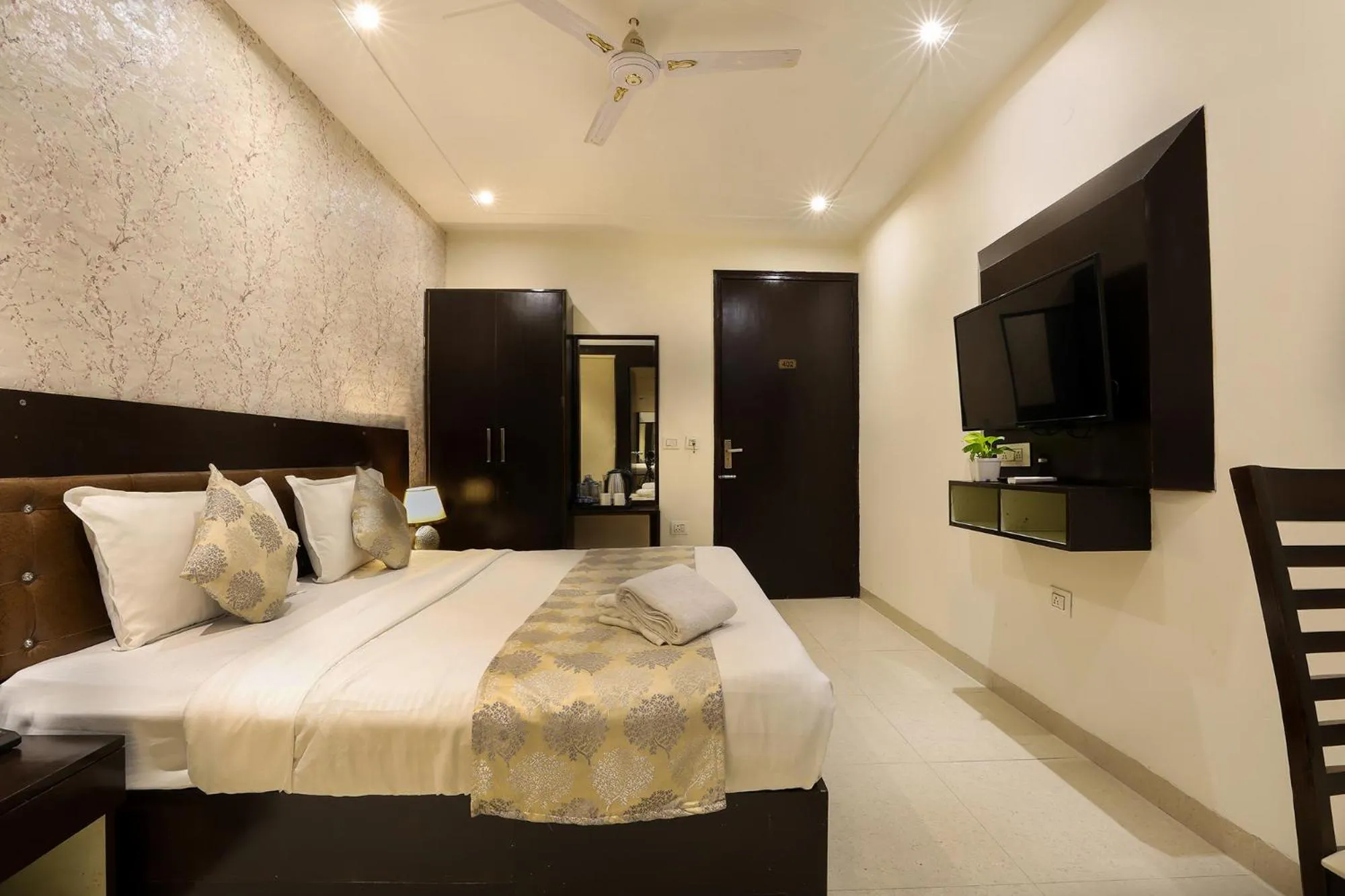 Photo of the whole room in Denver Paragon Suites Delhi Airport