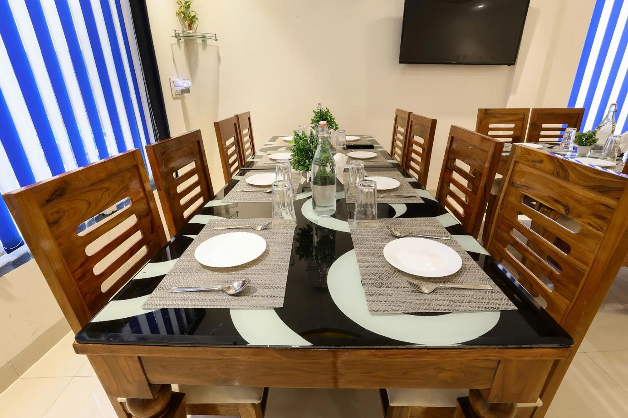 Restaurant/places to eat in Denver Paragon Suites Delhi Airport