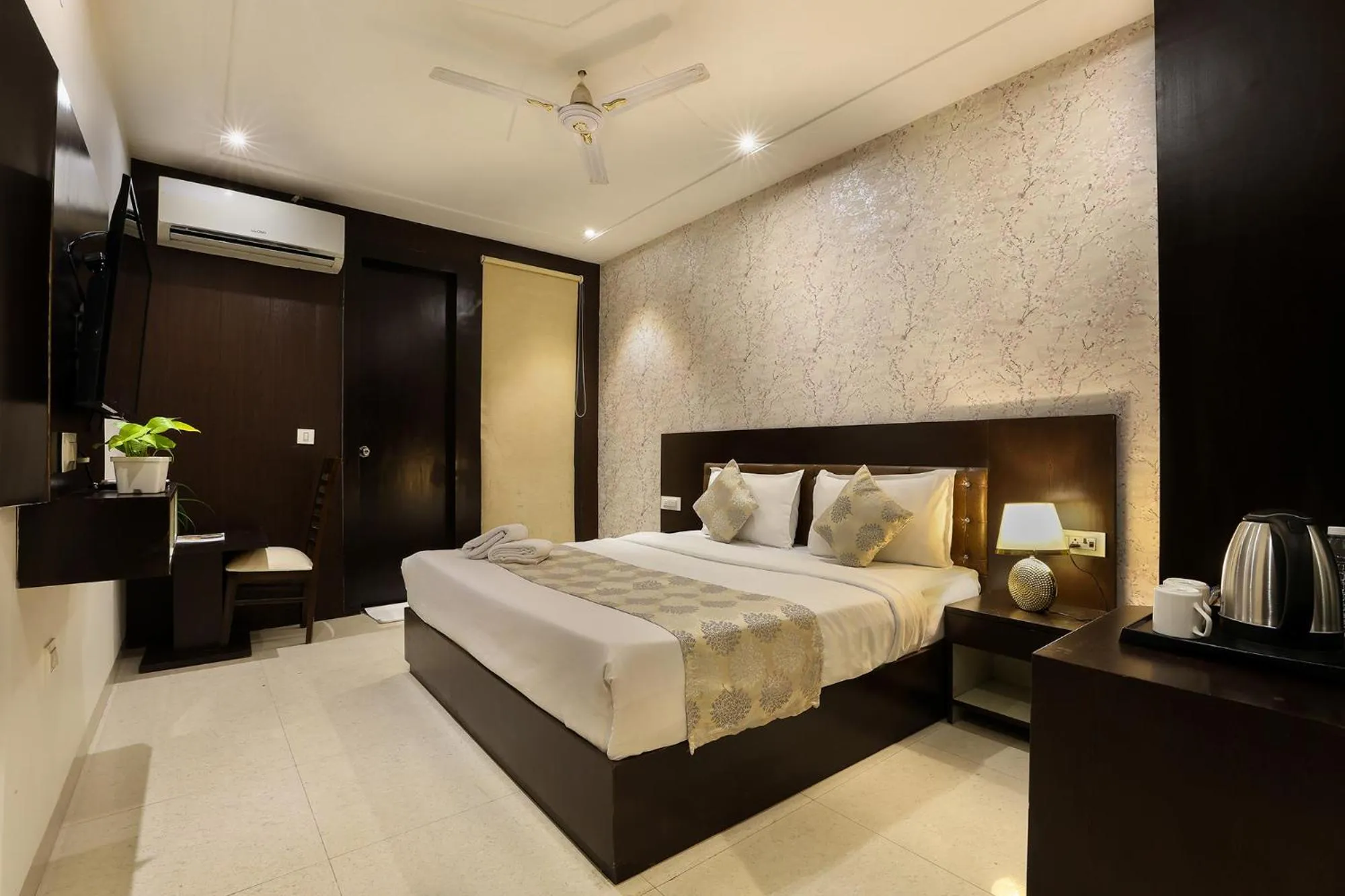 Bedroom in Denver Paragon Suites Delhi Airport
