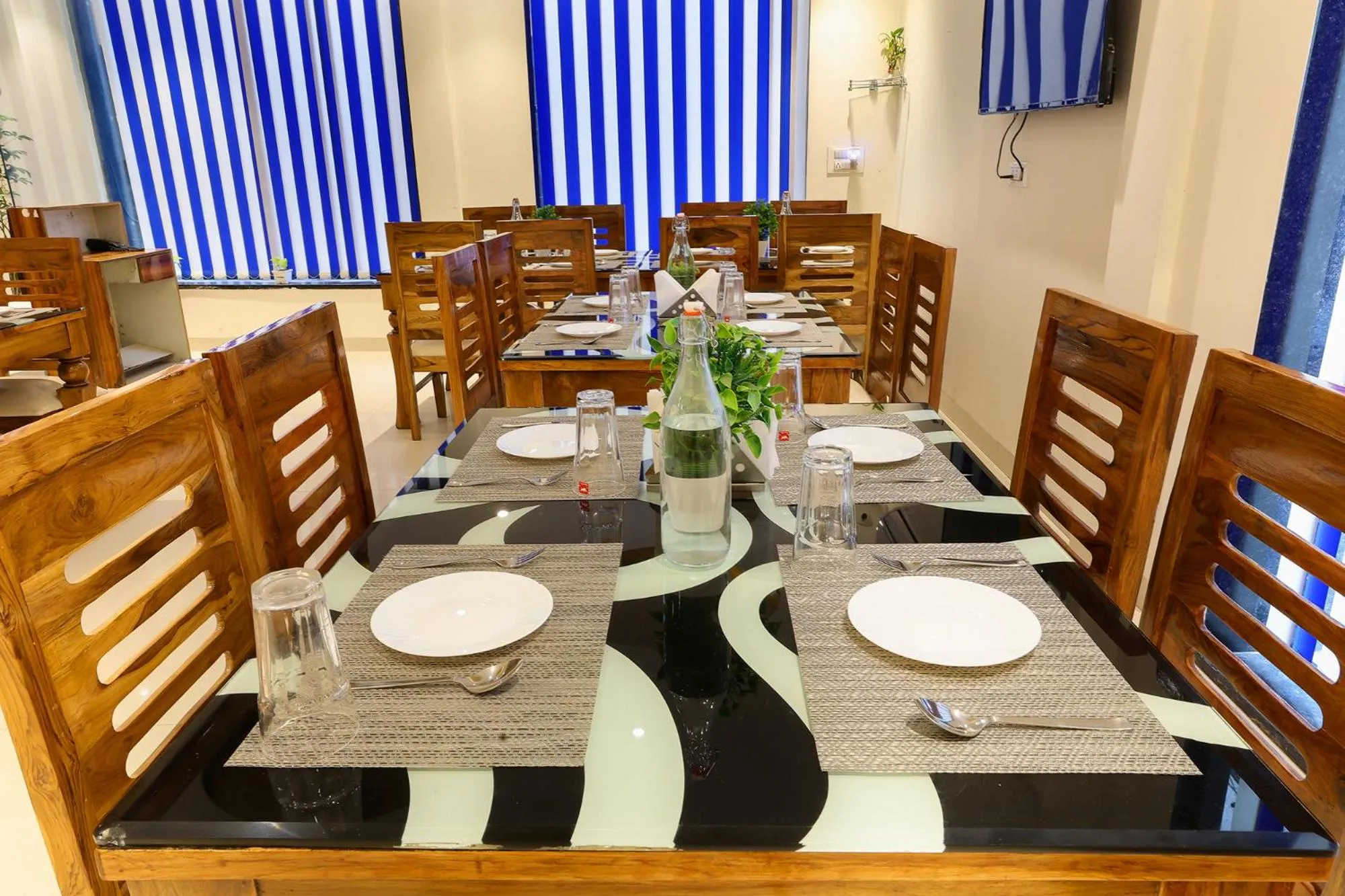 Restaurant/places to eat in Denver Paragon Suites Delhi Airport