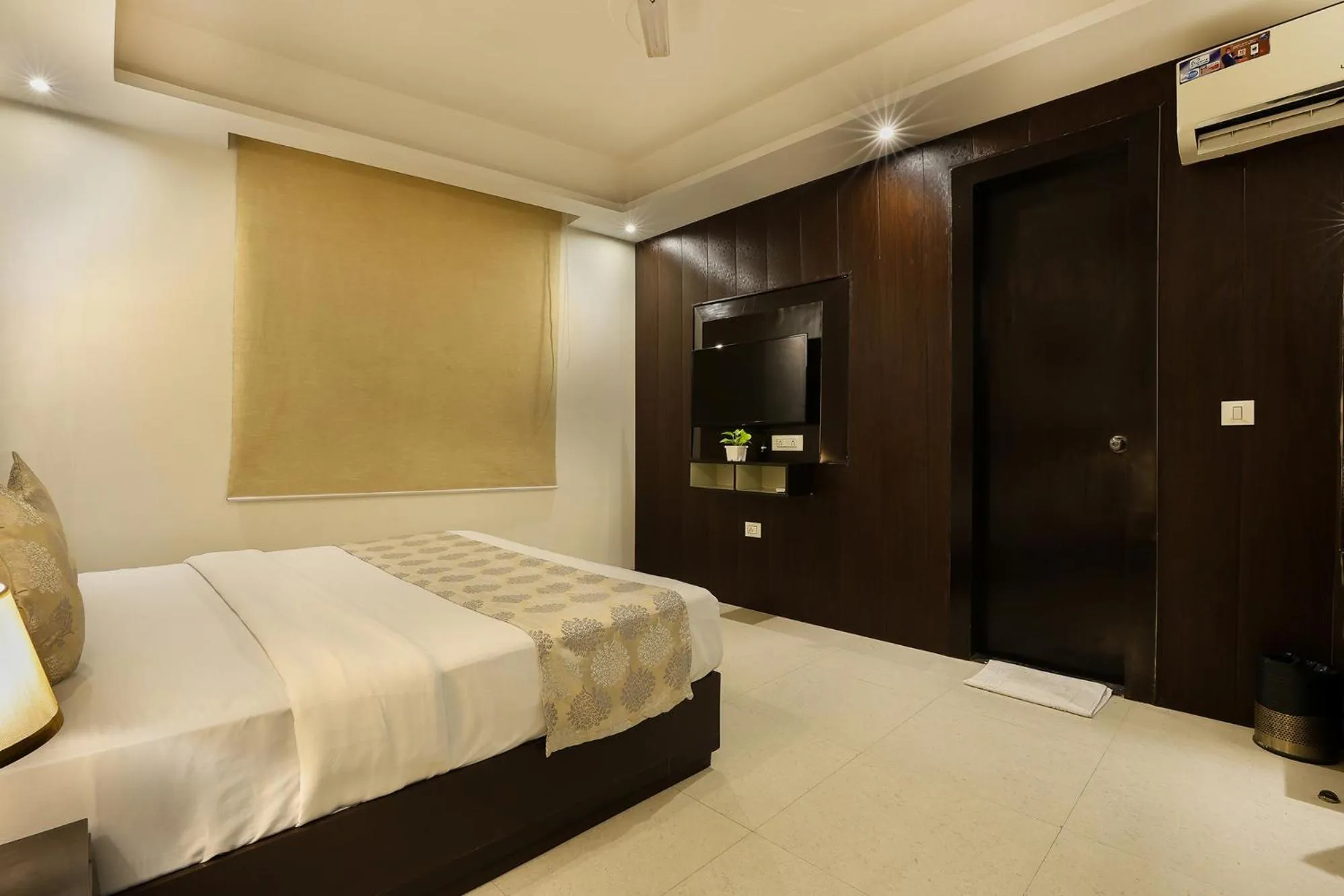 Bed in Denver Paragon Suites Delhi Airport