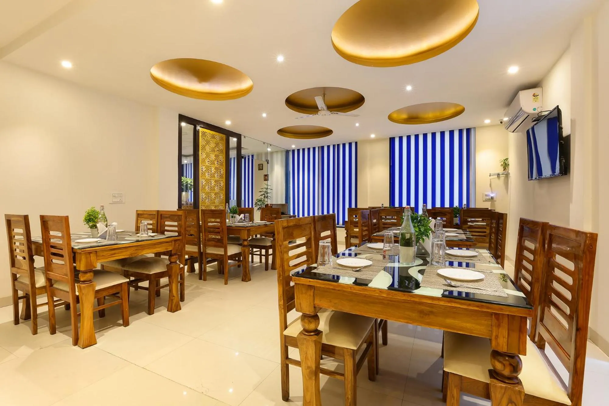 Restaurant/places to eat in Denver Paragon Suites Delhi Airport