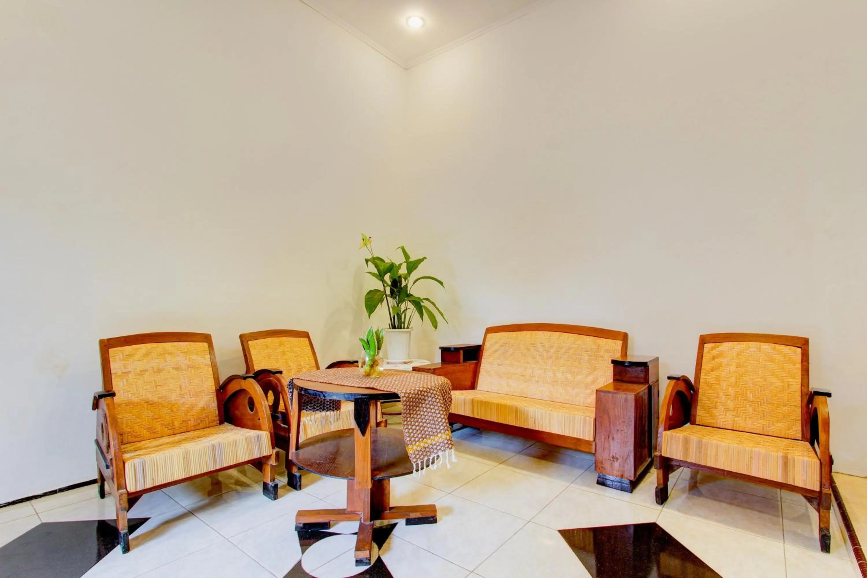 Lobby or reception in Hotel O Mbah Carik Homestay Syari'ah